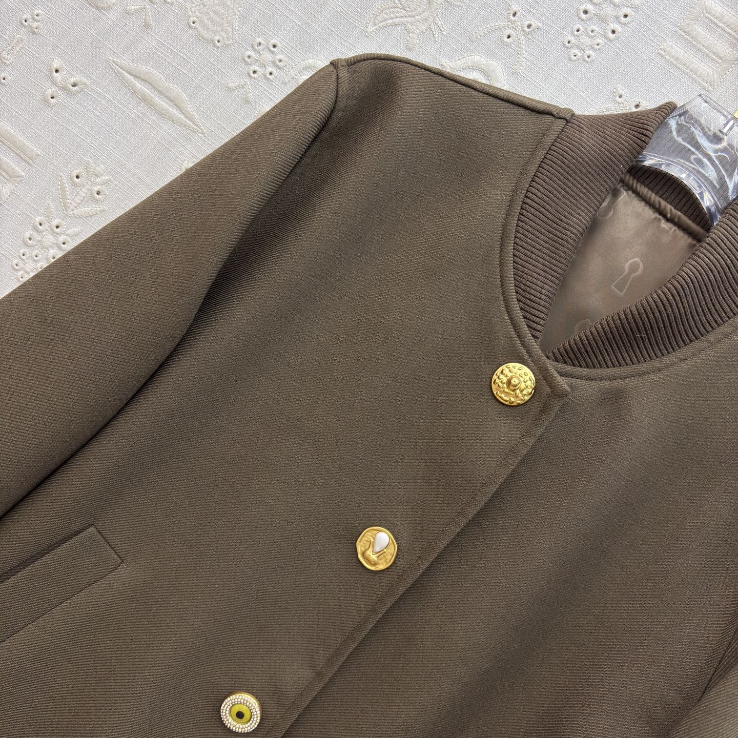 Sch26早春 异形扣复古风棒球夹克搭配异形金色纽扣 复古又精致 利落版型 日常搭配超有格调 不管是搭牛