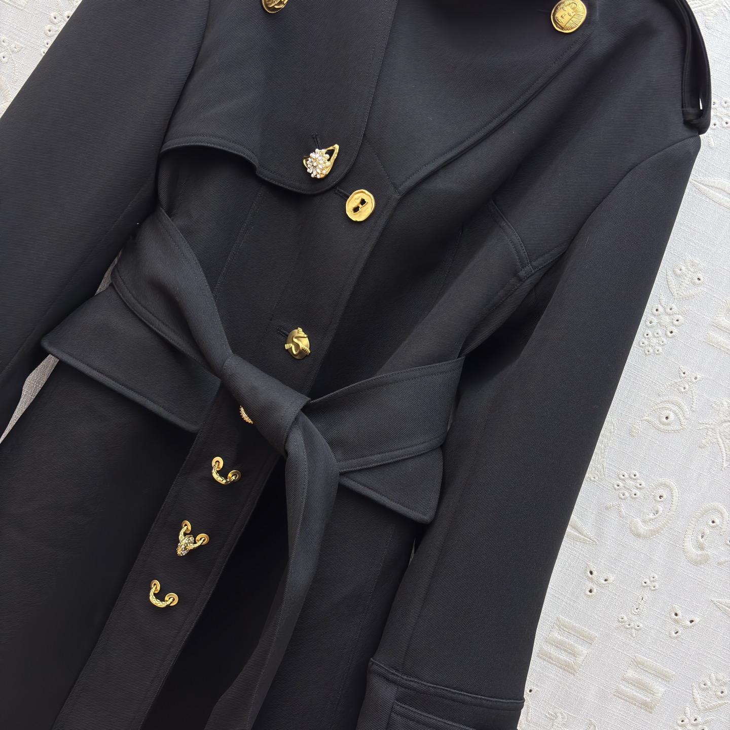 Sch 26早春 异形金属扣黑色立领风衣 立领肩章+腰带设计 把飒爽与精致揉得刚好 是能hold住各种场