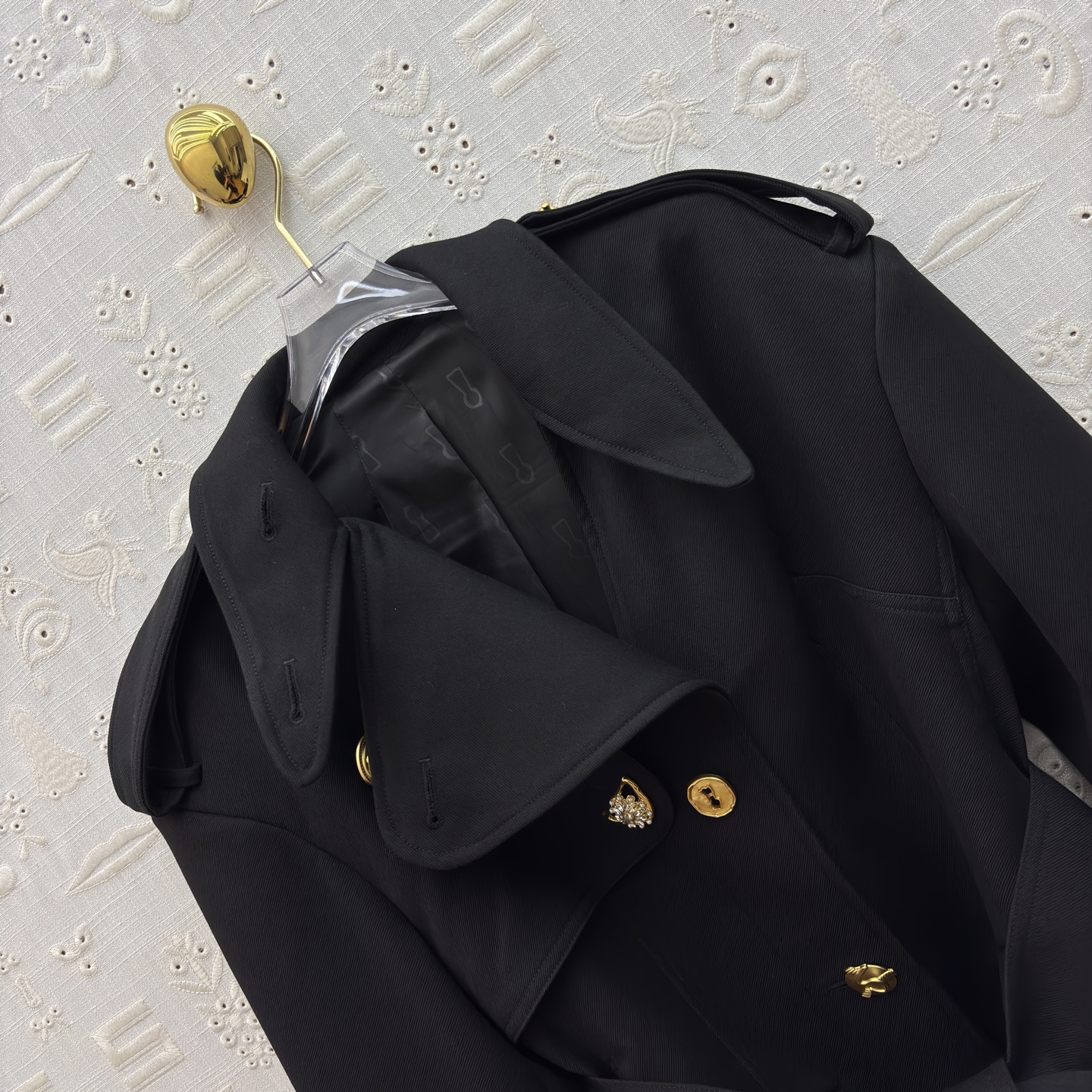 Sch 26早春 异形金属扣黑色立领风衣 立领肩章+腰带设计 把飒爽与精致揉得刚好 是能hold住各种场