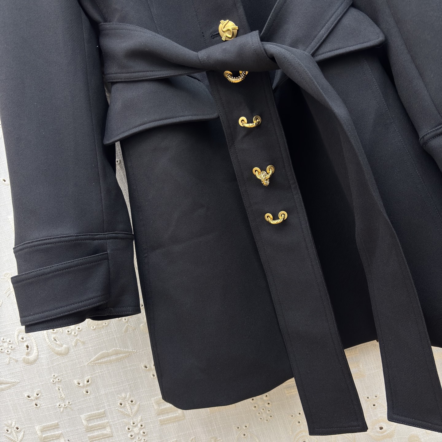 Sch 26早春 异形金属扣黑色立领风衣 立领肩章+腰带设计 把飒爽与精致揉得刚好 是能hold住各种场