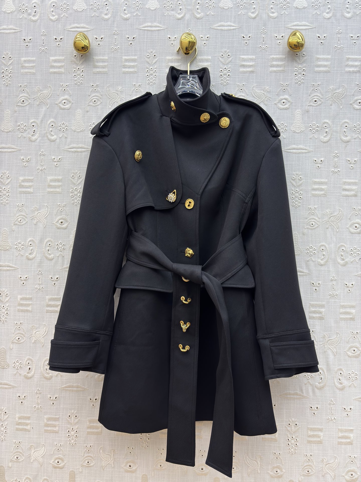 Sch 26早春 异形金属扣黑色立领风衣 立领肩章+腰带设计 把飒爽与精致揉得刚好 是能hold住各种场