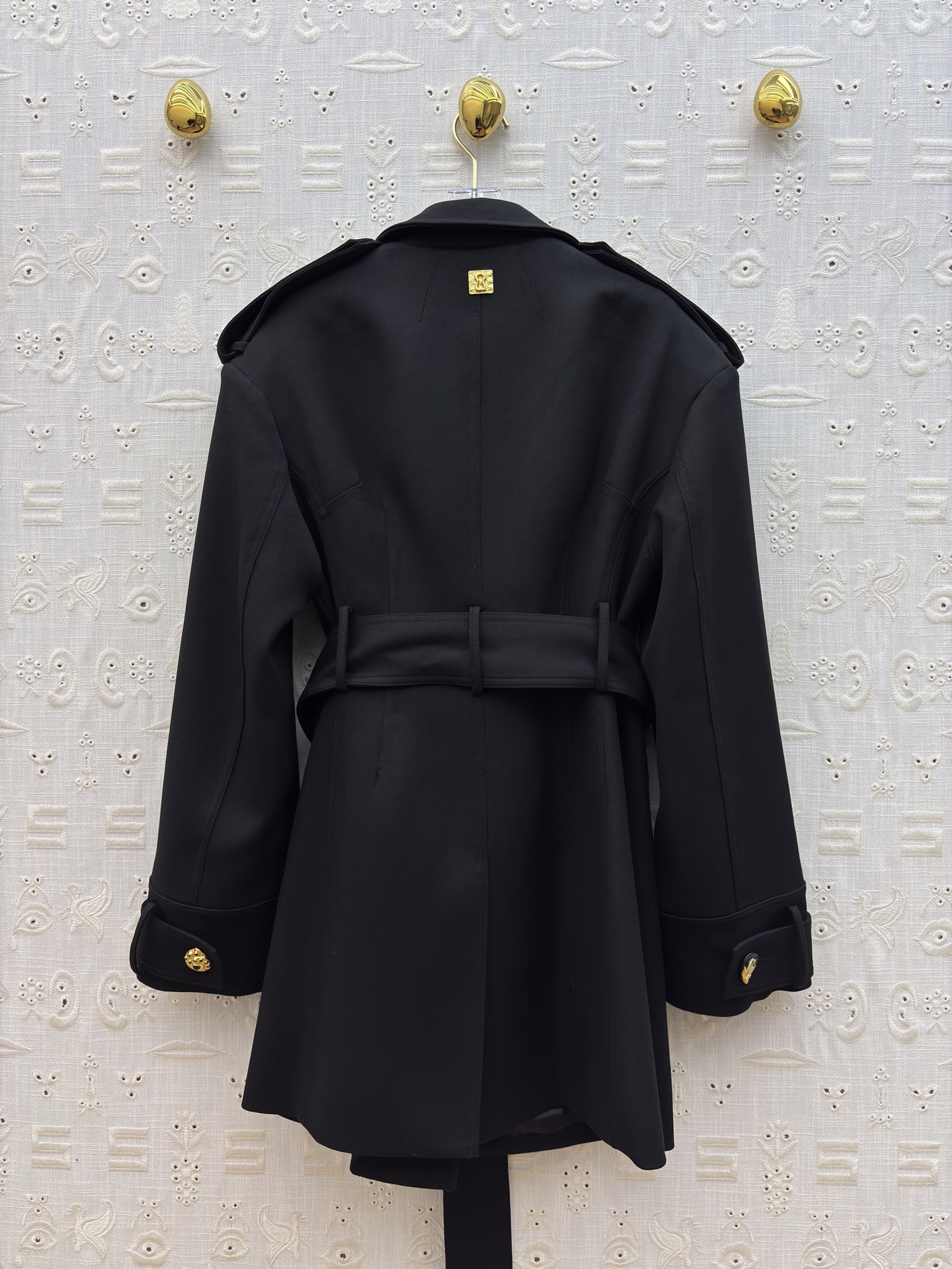 Sch 26早春 异形金属扣黑色立领风衣 立领肩章+腰带设计 把飒爽与精致揉得刚好 是能hold住各种场