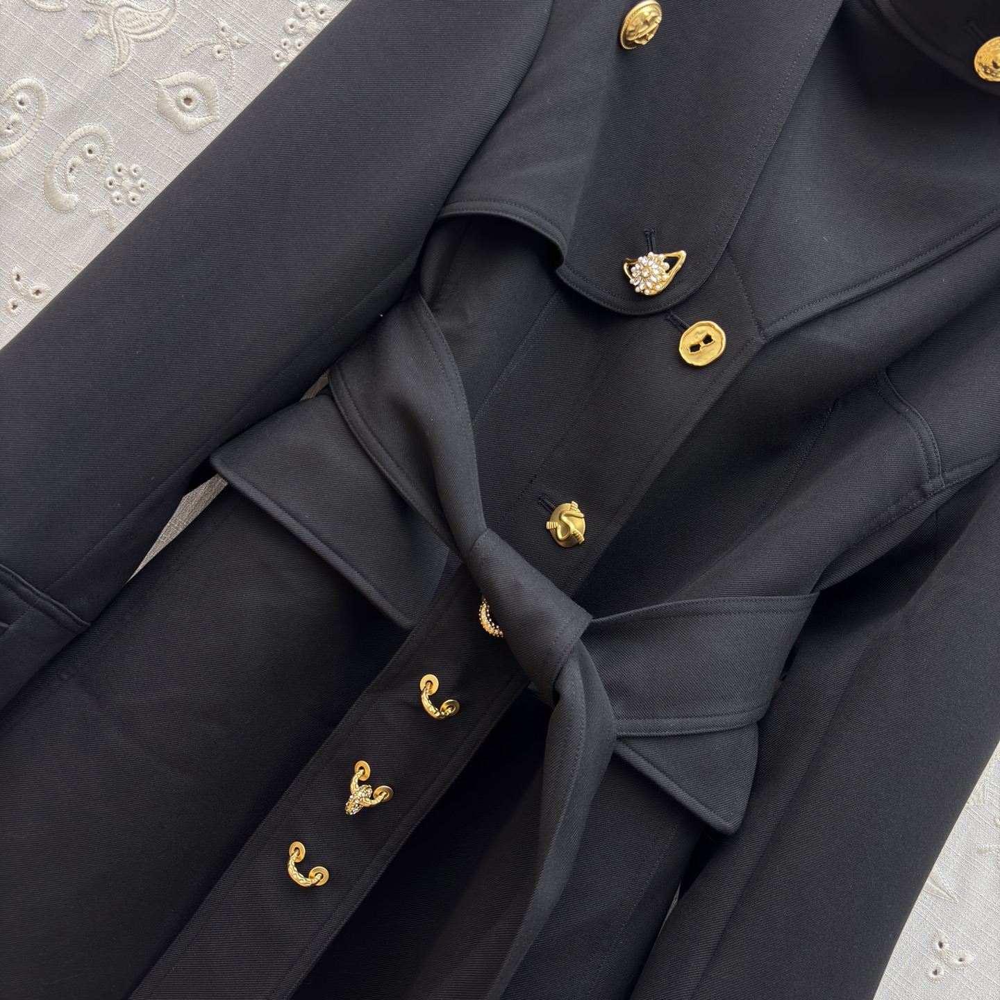 Sch 26早春 异形金属扣黑色立领风衣 立领肩章+腰带设计 把飒爽与精致揉得刚好 是能hold住各种场