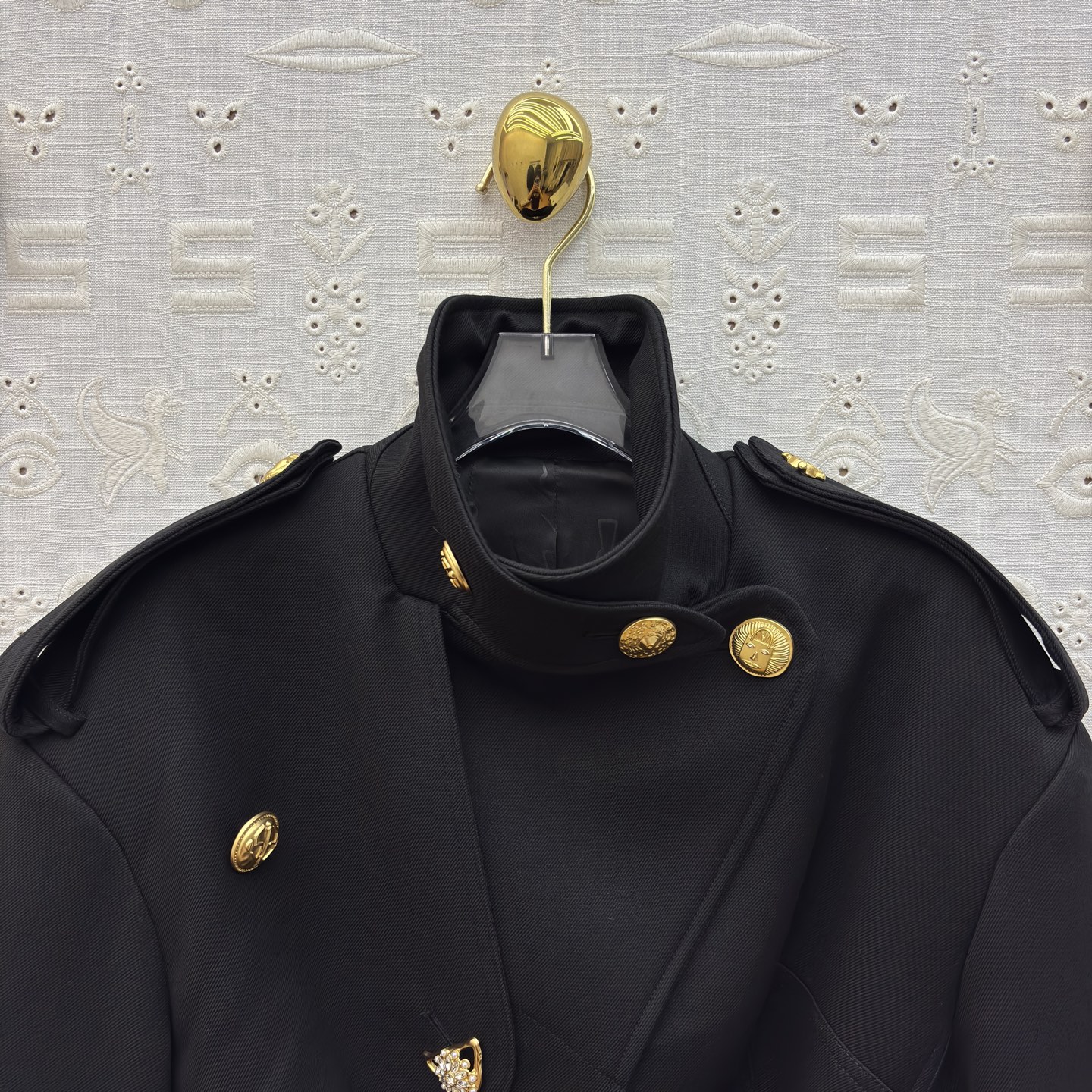 Sch 26早春 异形金属扣黑色立领风衣 立领肩章+腰带设计 把飒爽与精致揉得刚好 是能hold住各种场