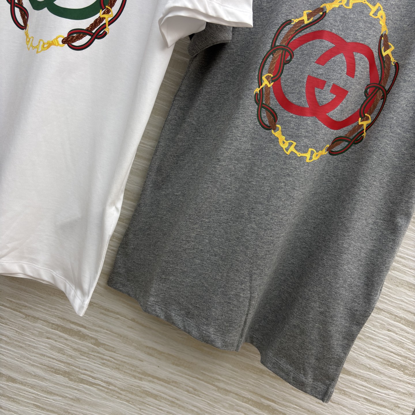 G家新款双G印花短袖T 灰与白的经典配色碰撞标志性logo设计 链条花纹环绕更添复古质感 轻松拿捏轻奢氛