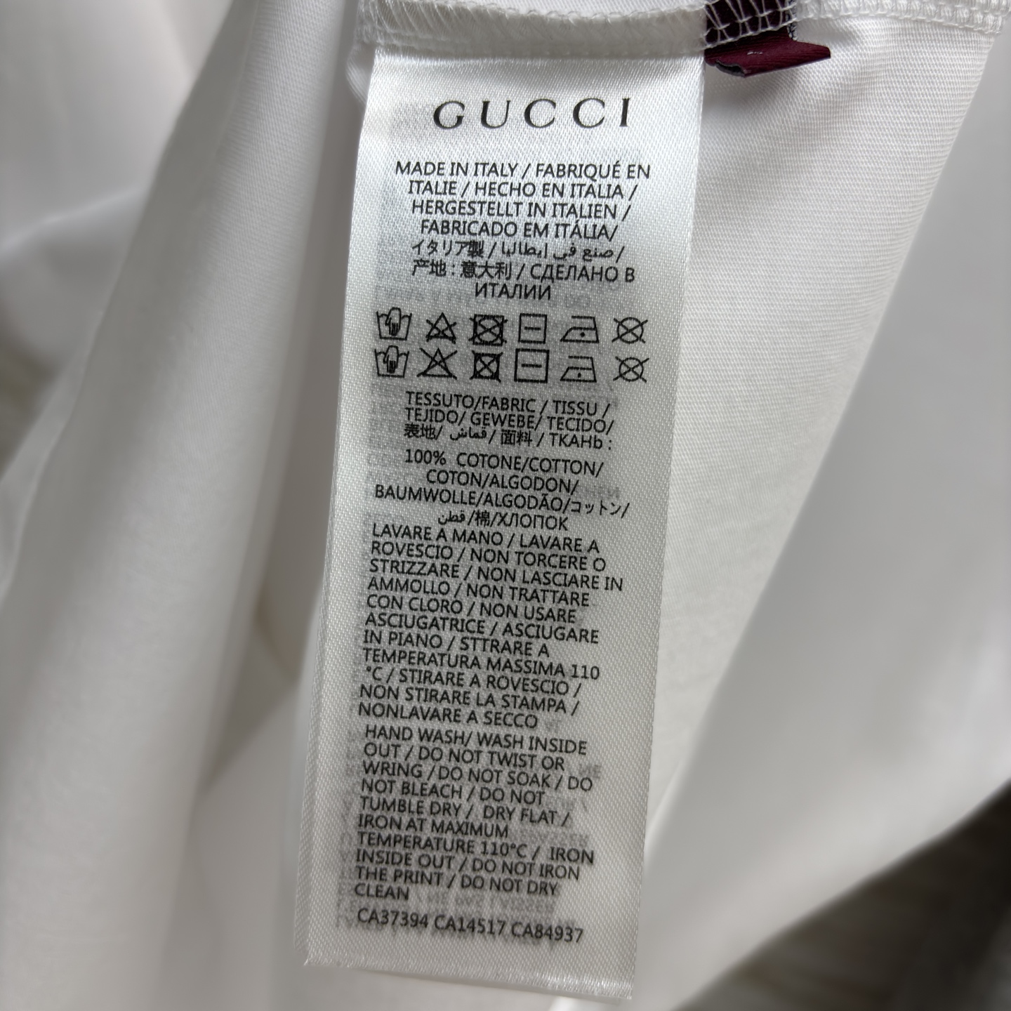 G家新款双G印花短袖T 灰与白的经典配色碰撞标志性logo设计 链条花纹环绕更添复古质感 轻松拿捏轻奢氛