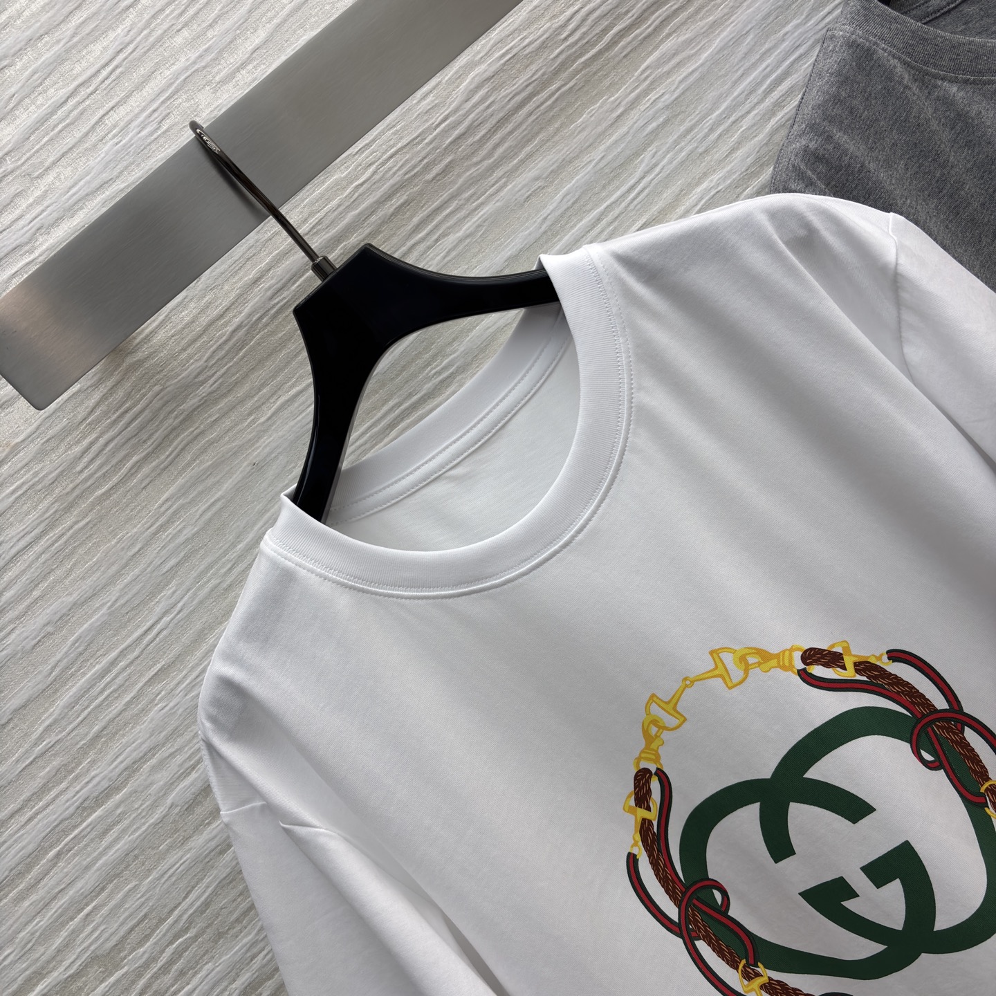 G家新款双G印花短袖T 灰与白的经典配色碰撞标志性logo设计 链条花纹环绕更添复古质感 轻松拿捏轻奢氛