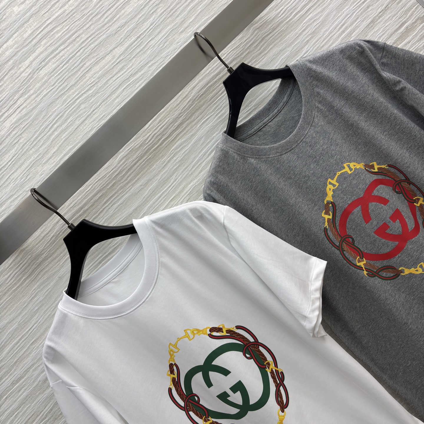 G家新款双G印花短袖T 灰与白的经典配色碰撞标志性logo设计 链条花纹环绕更添复古质感 轻松拿捏轻奢氛