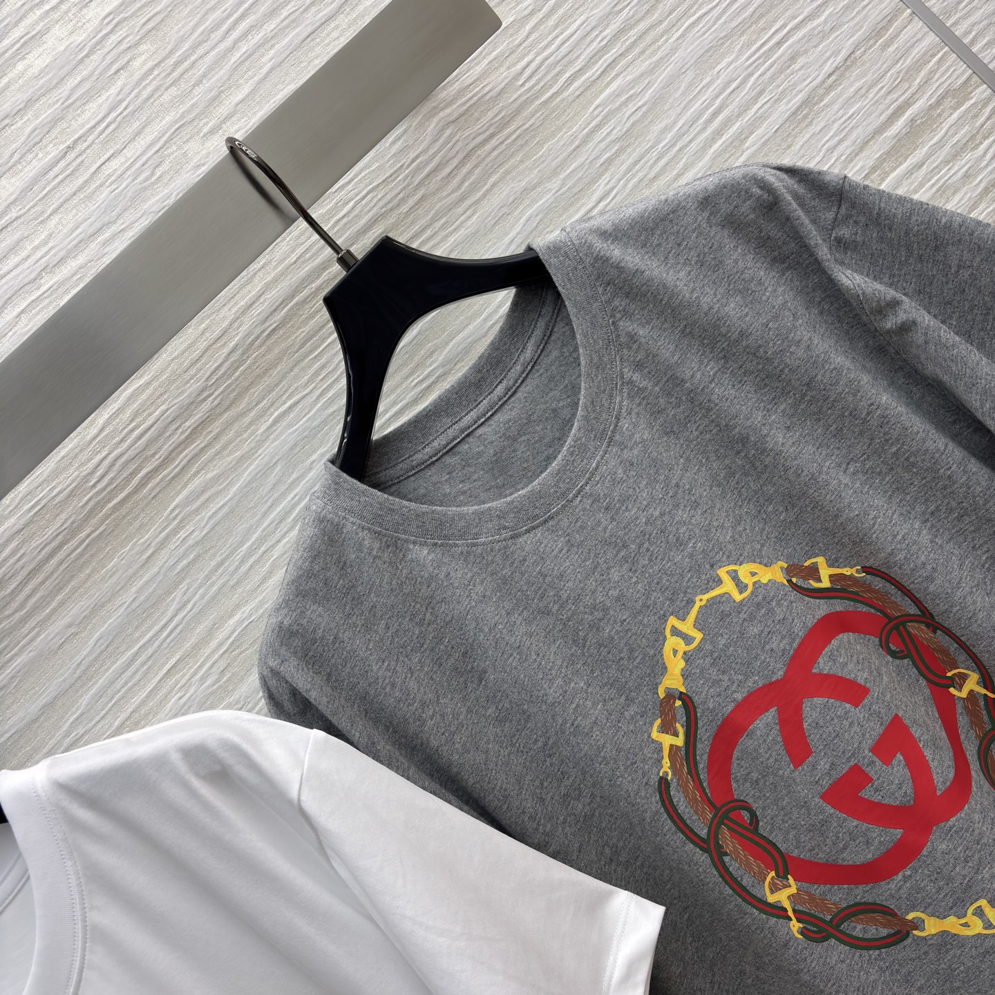 G家新款双G印花短袖T 灰与白的经典配色碰撞标志性logo设计 链条花纹环绕更添复古质感 轻松拿捏轻奢氛