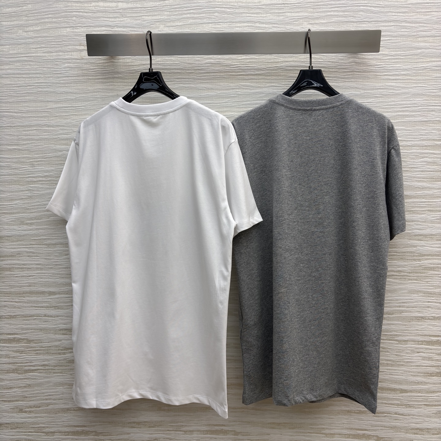 G家新款双G印花短袖T 灰与白的经典配色碰撞标志性logo设计 链条花纹环绕更添复古质感 轻松拿捏轻奢氛