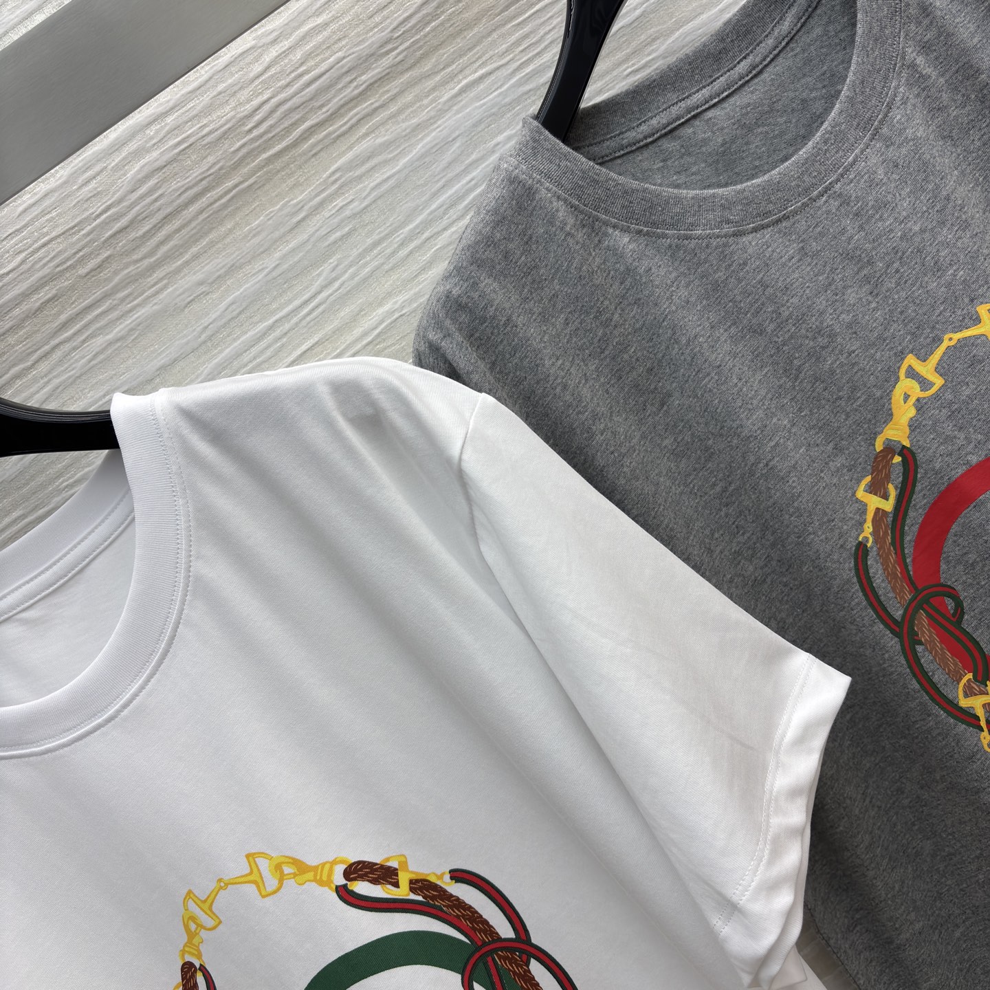 G家新款双G印花短袖T 灰与白的经典配色碰撞标志性logo设计 链条花纹环绕更添复古质感 轻松拿捏轻奢氛