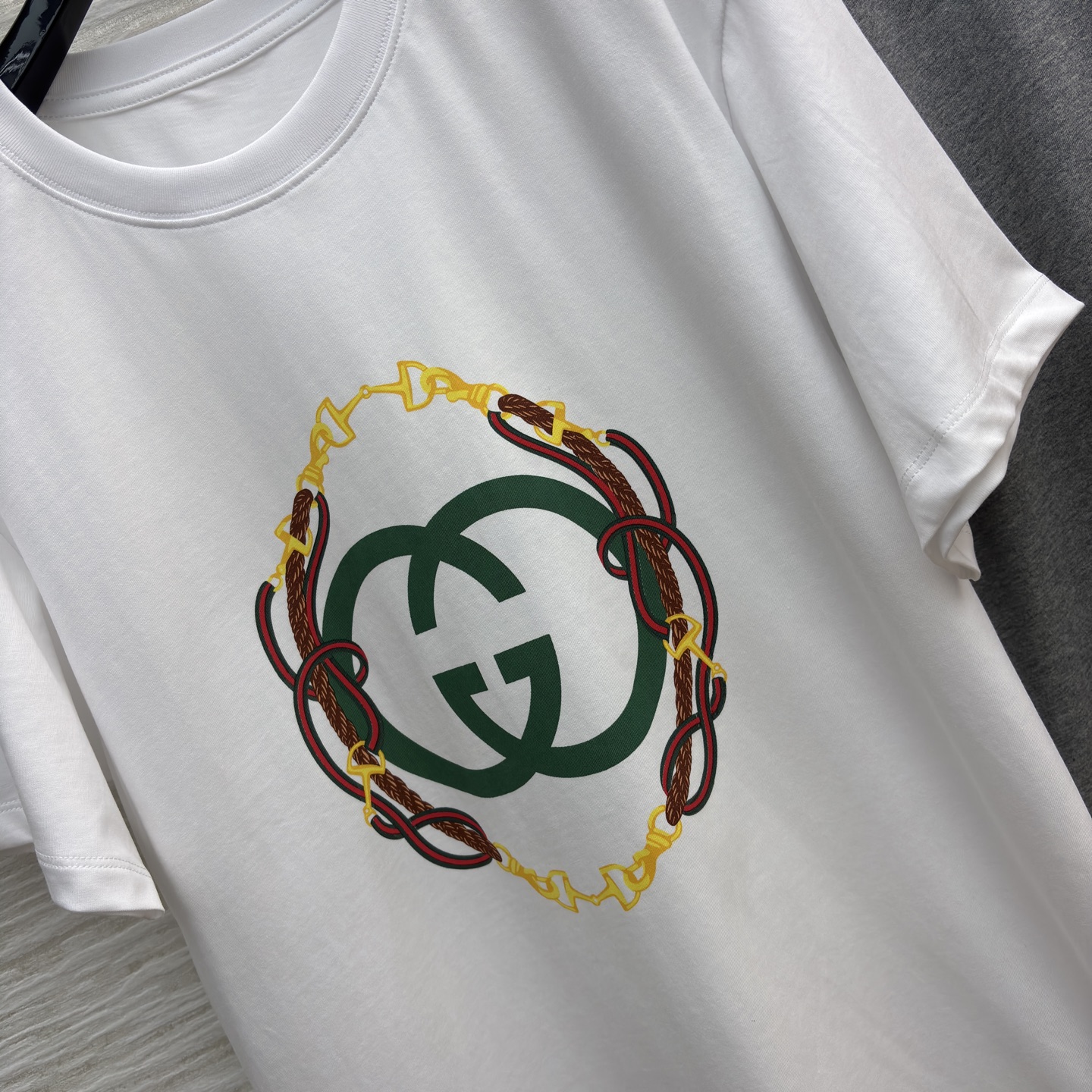 G家新款双G印花短袖T 灰与白的经典配色碰撞标志性logo设计 链条花纹环绕更添复古质感 轻松拿捏轻奢氛