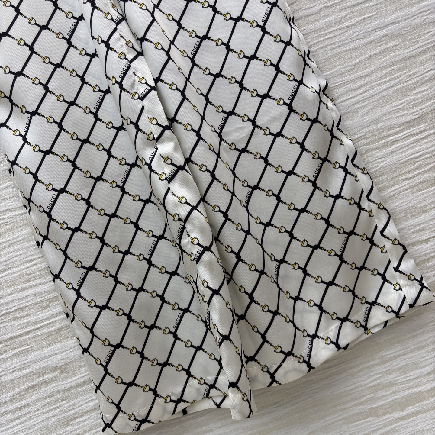 G家渗透印花套装 工艺勾勒出经典菱格纹理 这套白底黑纹衬衫阔腿裤套装 把松弛感与高级感平衡得刚好 利落翻