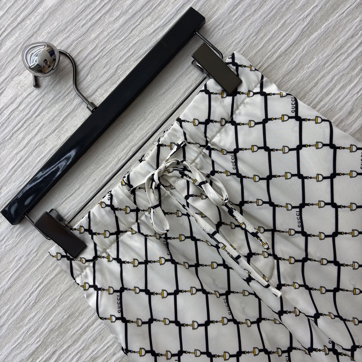 G家渗透印花套装 工艺勾勒出经典菱格纹理 这套白底黑纹衬衫阔腿裤套装 把松弛感与高级感平衡得刚好 利落翻