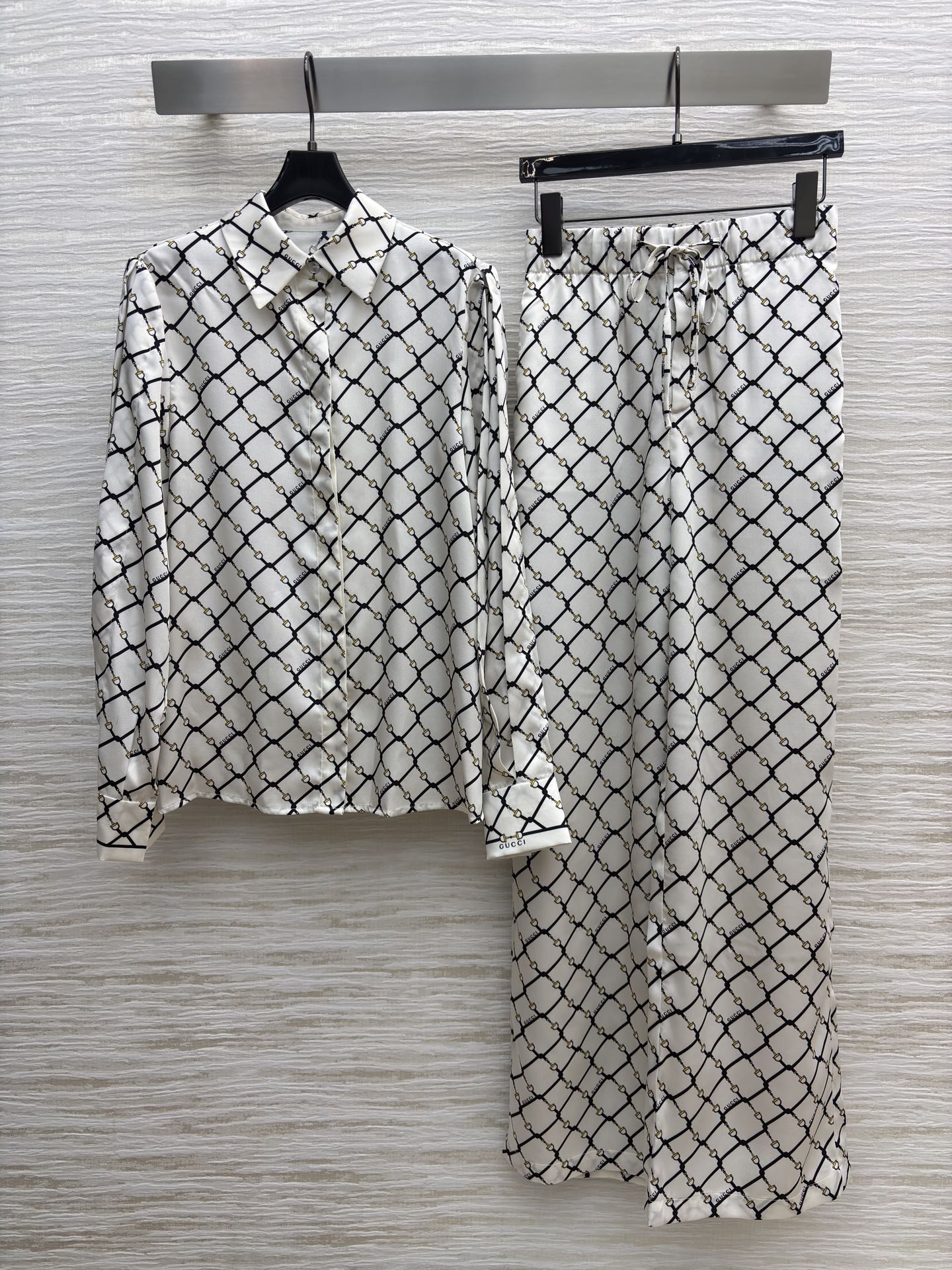 G家渗透印花套装 工艺勾勒出经典菱格纹理 这套白底黑纹衬衫阔腿裤套装 把松弛感与高级感平衡得刚好 利落翻