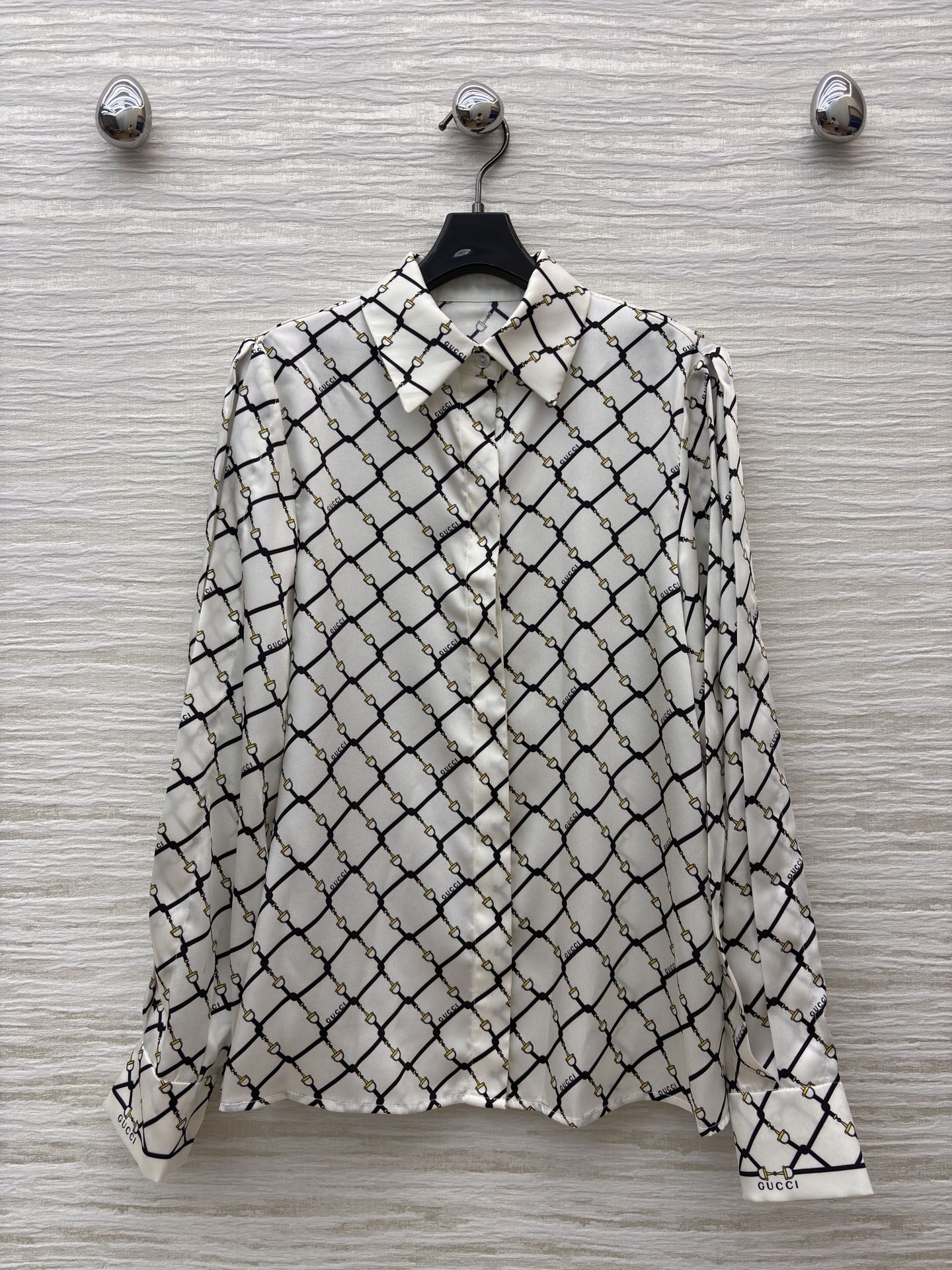 G家渗透印花套装 工艺勾勒出经典菱格纹理 这套白底黑纹衬衫阔腿裤套装 把松弛感与高级感平衡得刚好 利落翻