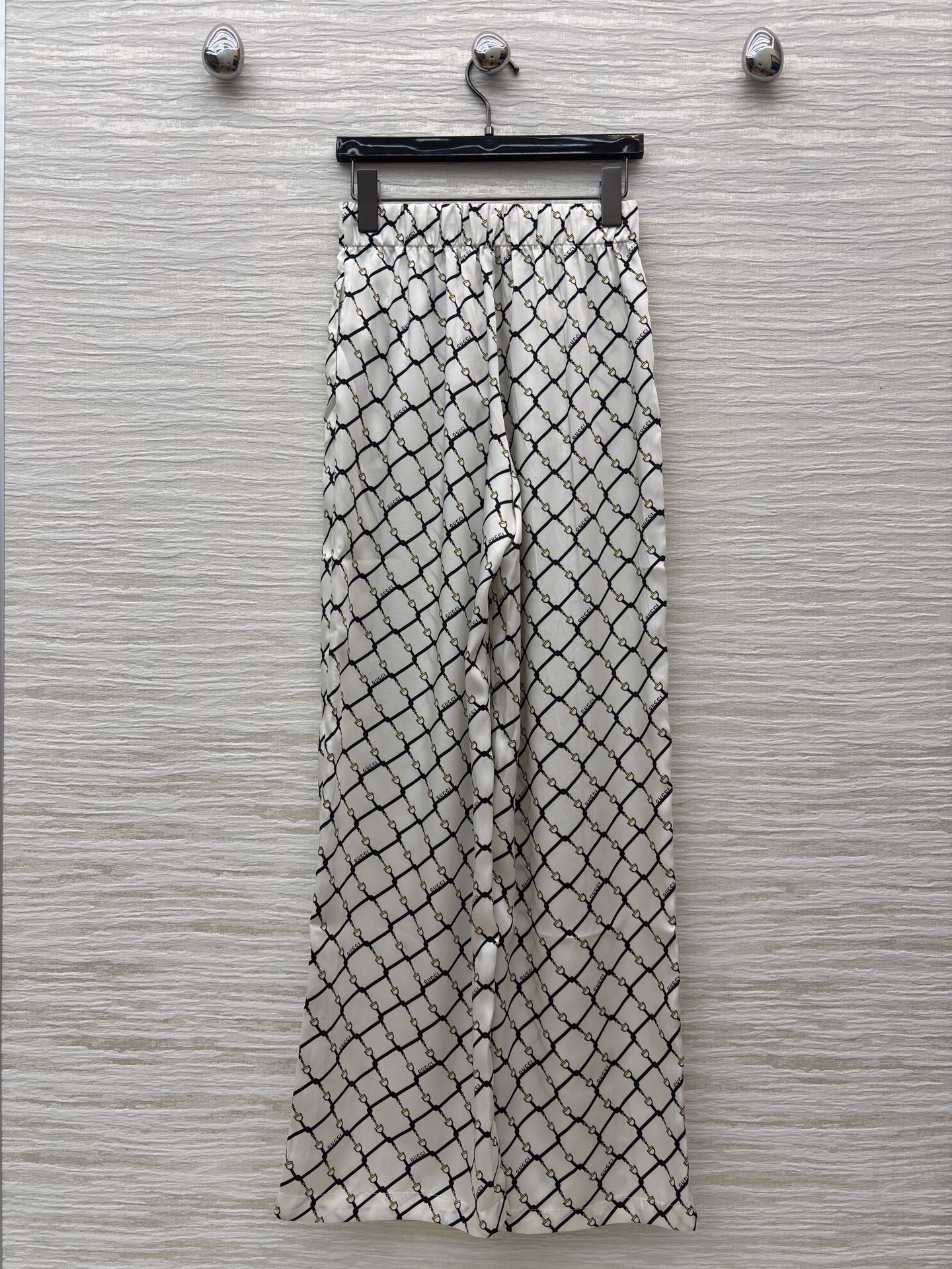 G家渗透印花套装 工艺勾勒出经典菱格纹理 这套白底黑纹衬衫阔腿裤套装 把松弛感与高级感平衡得刚好 利落翻