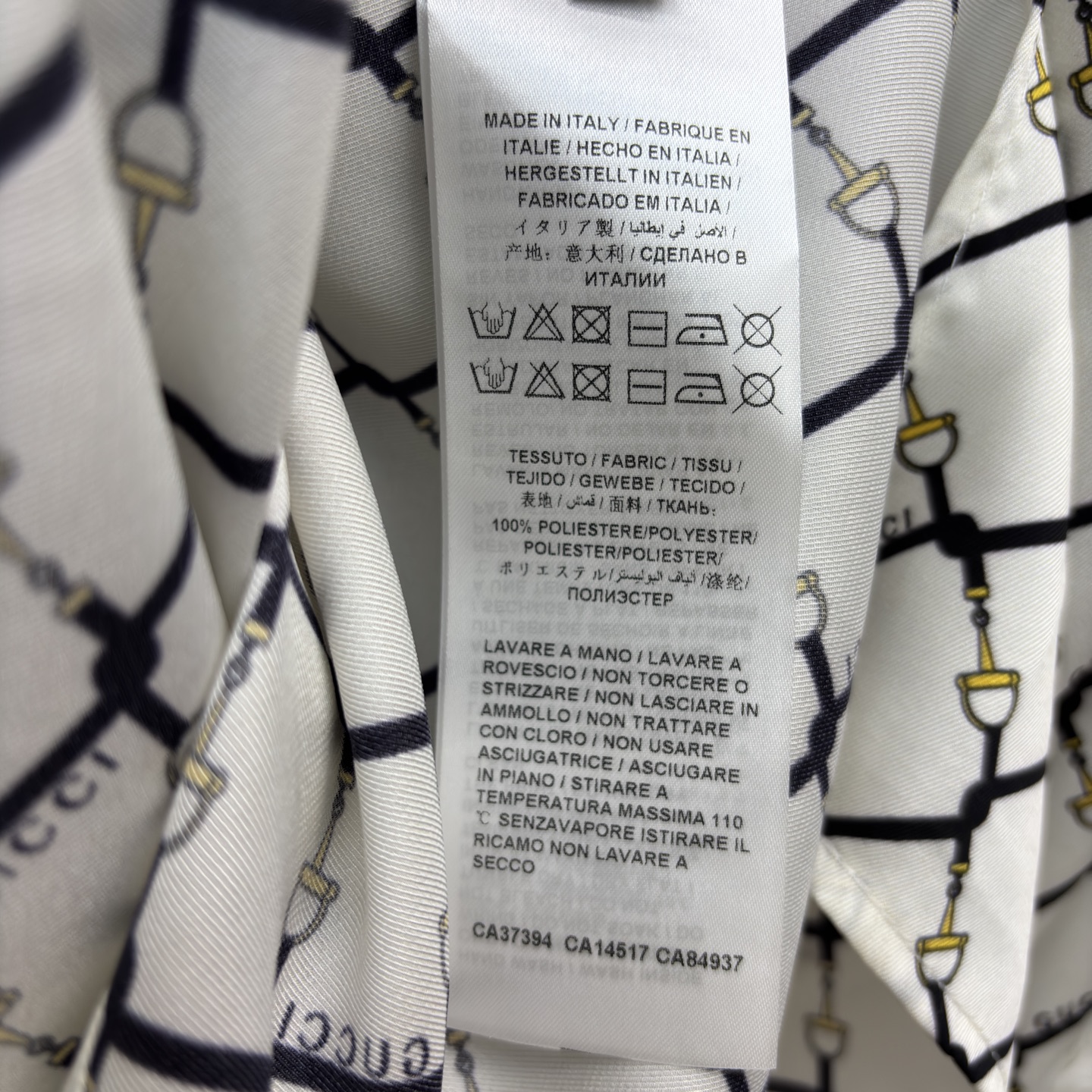 G家渗透印花套装 工艺勾勒出经典菱格纹理 这套白底黑纹衬衫阔腿裤套装 把松弛感与高级感平衡得刚好 利落翻