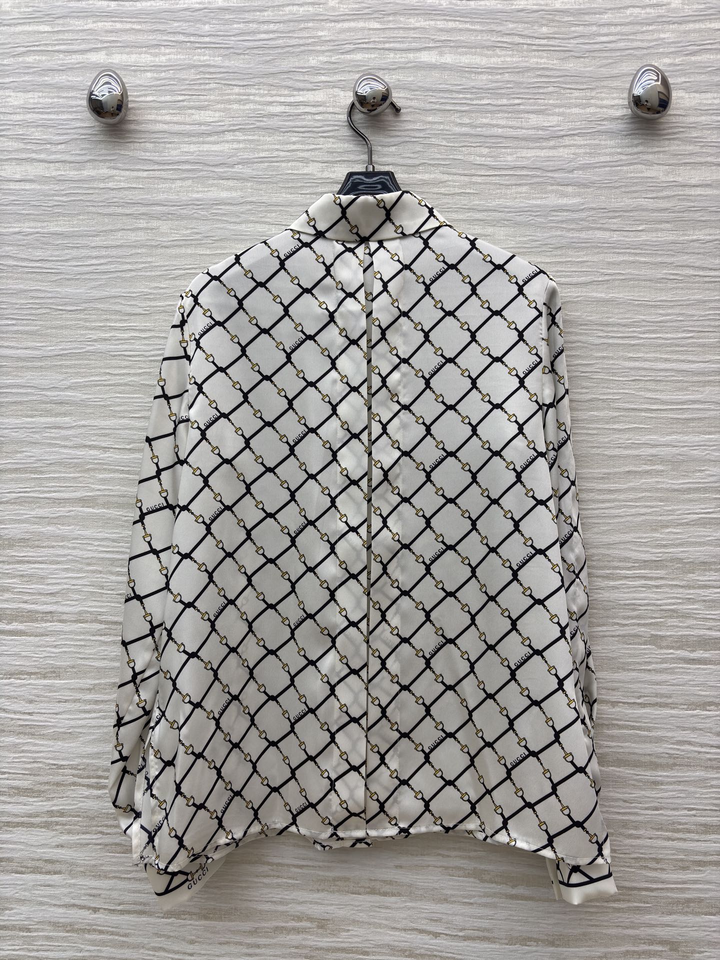 G家渗透印花套装 工艺勾勒出经典菱格纹理 这套白底黑纹衬衫阔腿裤套装 把松弛感与高级感平衡得刚好 利落翻