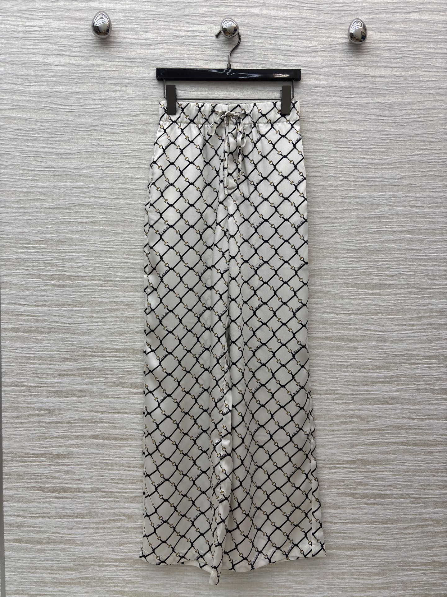 G家渗透印花套装 工艺勾勒出经典菱格纹理 这套白底黑纹衬衫阔腿裤套装 把松弛感与高级感平衡得刚好 利落翻