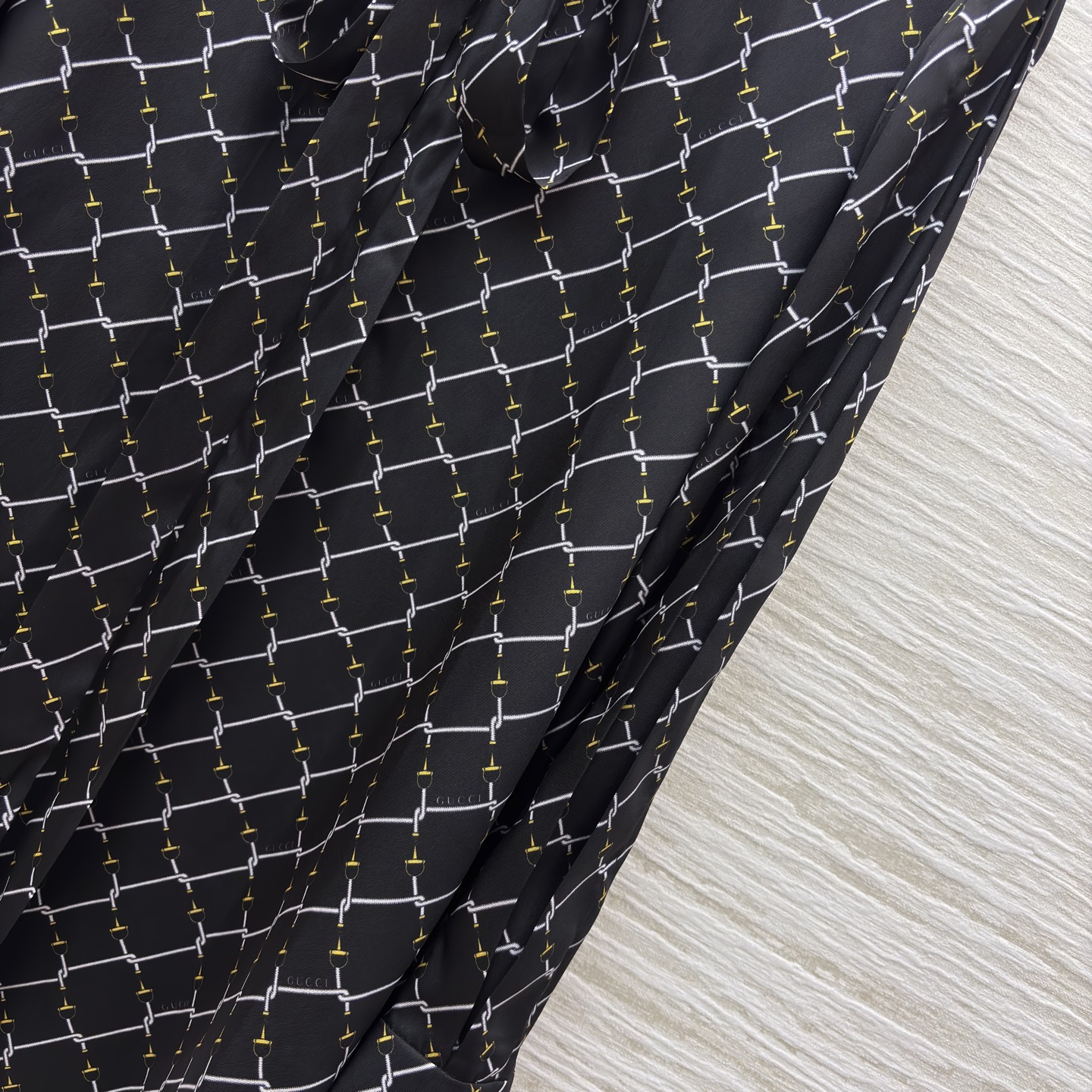 G家经典菱格纹衬衫裙 邂逅渗透工艺 这款黑底白纹衬衫裙将简约与精致揉得恰到好处 领口系带设计添了几分柔美