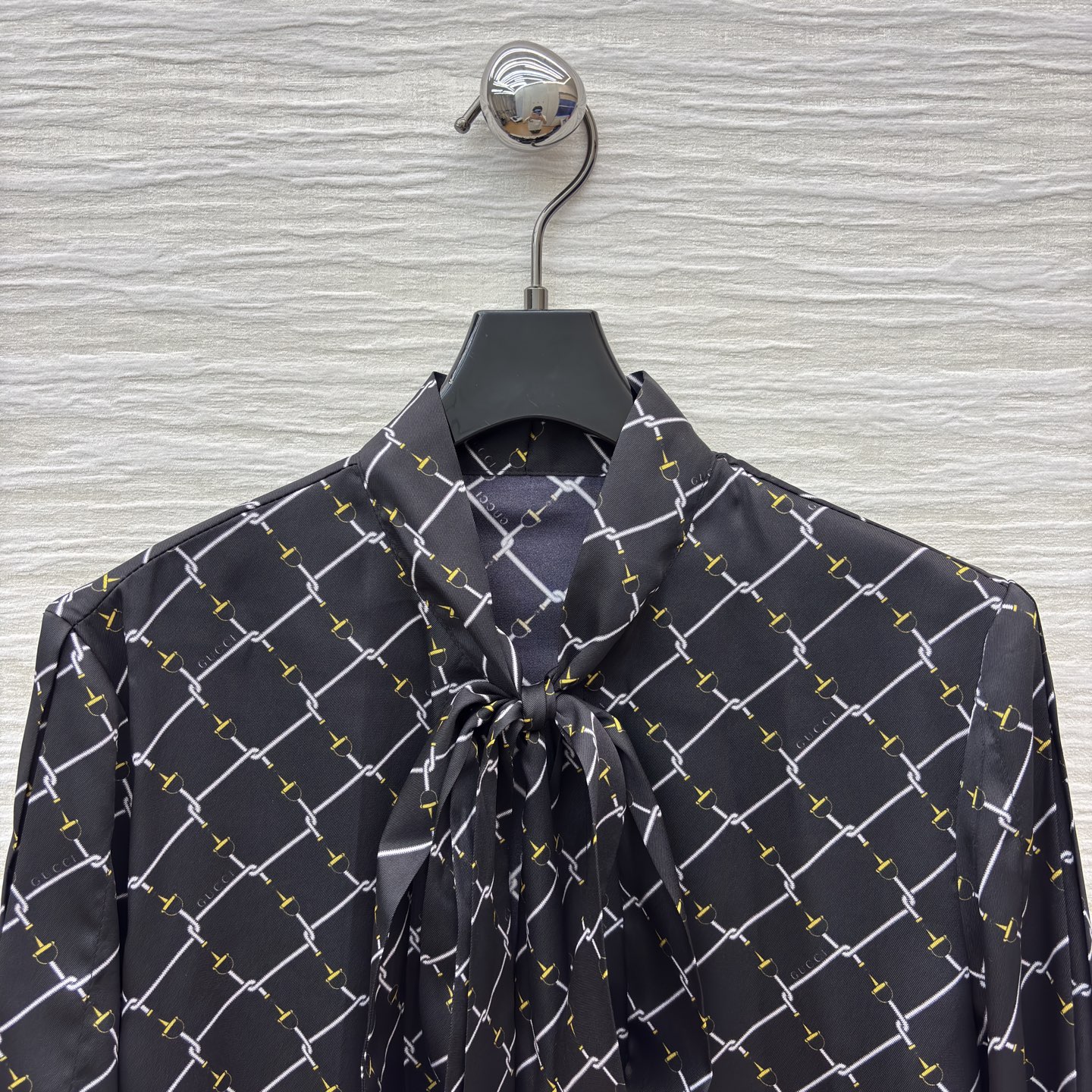 G家经典菱格纹衬衫裙 邂逅渗透工艺 这款黑底白纹衬衫裙将简约与精致揉得恰到好处 领口系带设计添了几分柔美