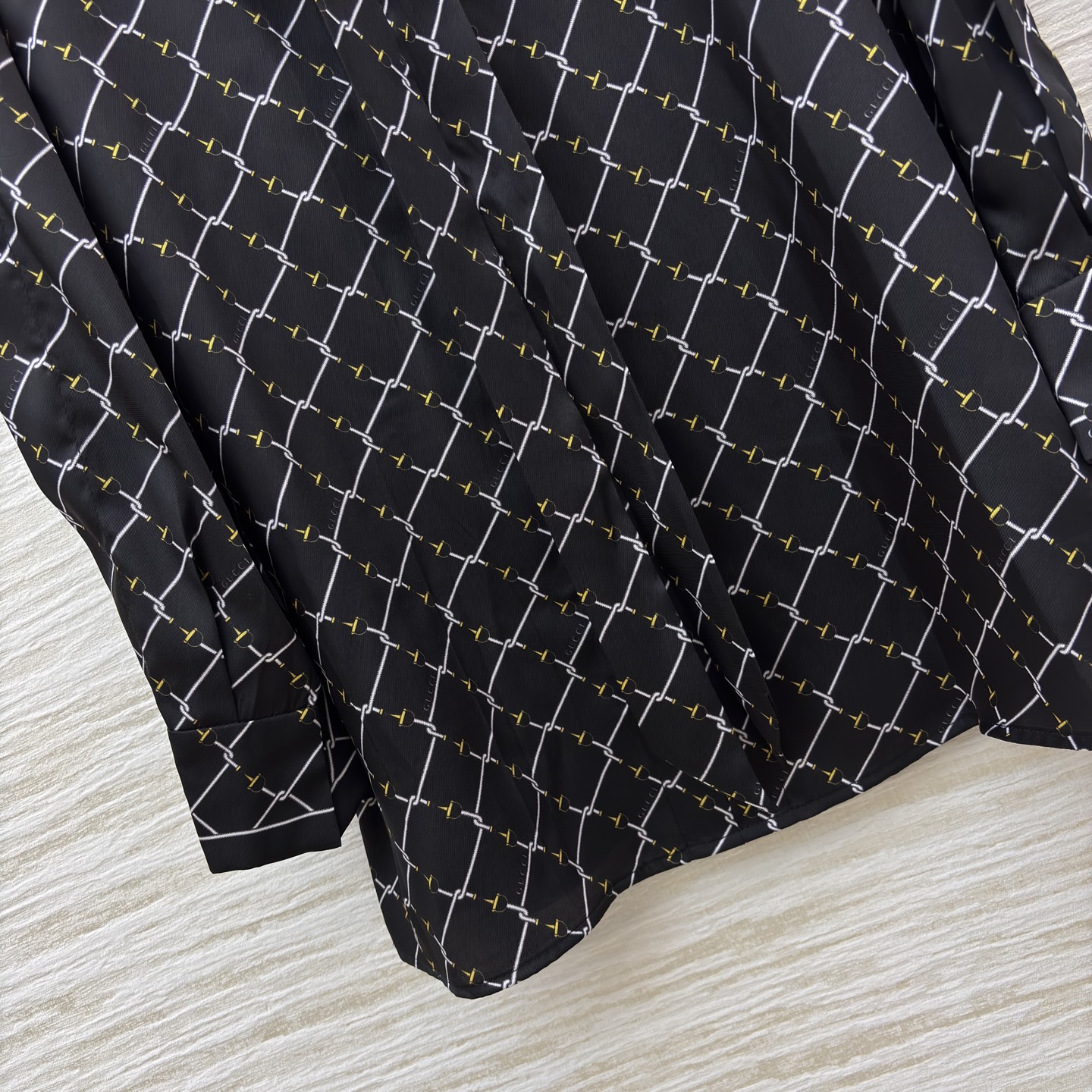 G家经典菱格纹衬衫裙 邂逅渗透工艺 这款黑底白纹衬衫裙将简约与精致揉得恰到好处 领口系带设计添了几分柔美