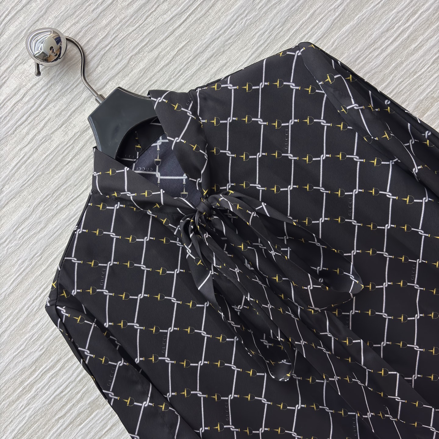 G家经典菱格纹衬衫裙 邂逅渗透工艺 这款黑底白纹衬衫裙将简约与精致揉得恰到好处 领口系带设计添了几分柔美