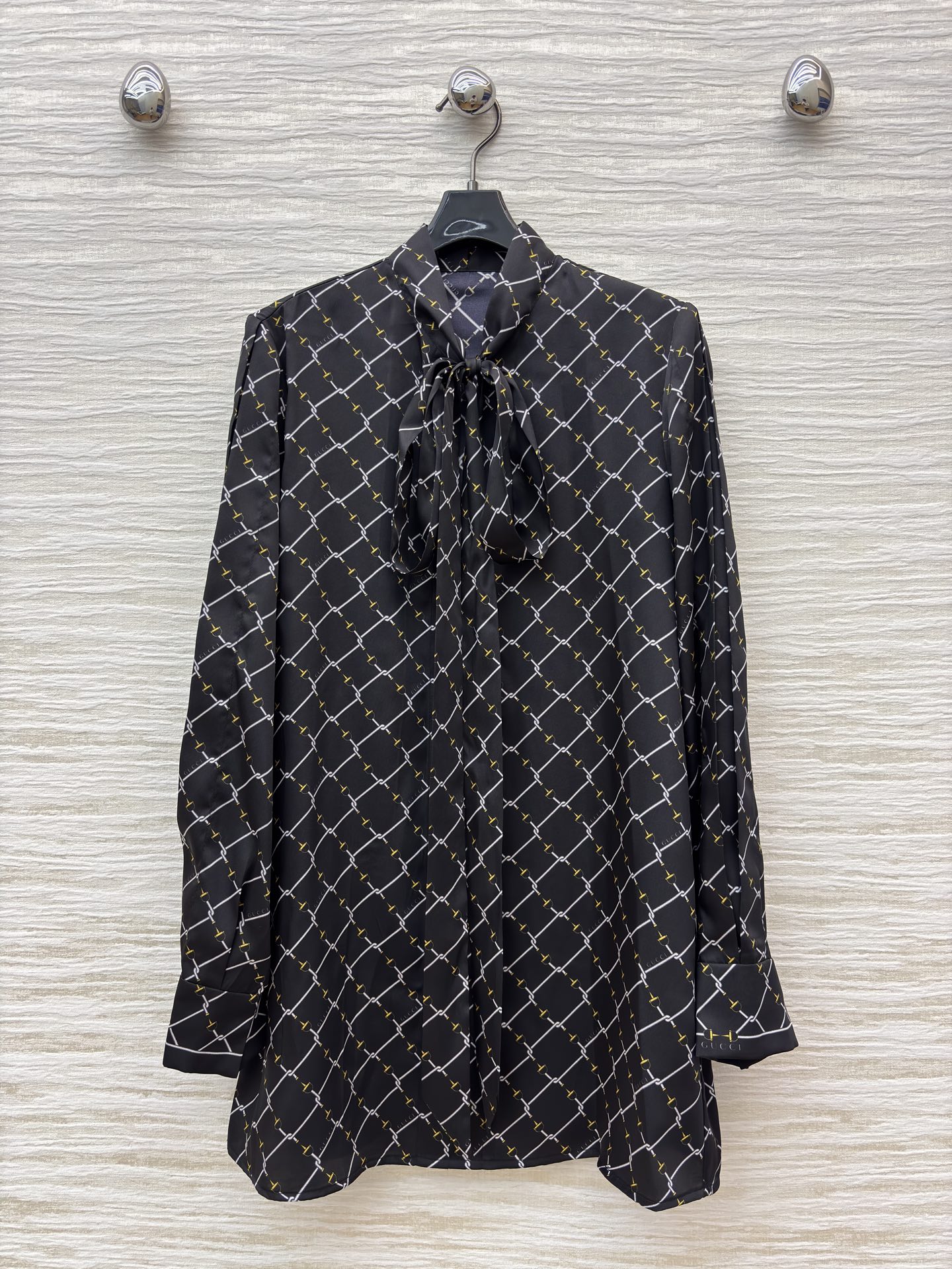 G家经典菱格纹衬衫裙 邂逅渗透工艺 这款黑底白纹衬衫裙将简约与精致揉得恰到好处 领口系带设计添了几分柔美