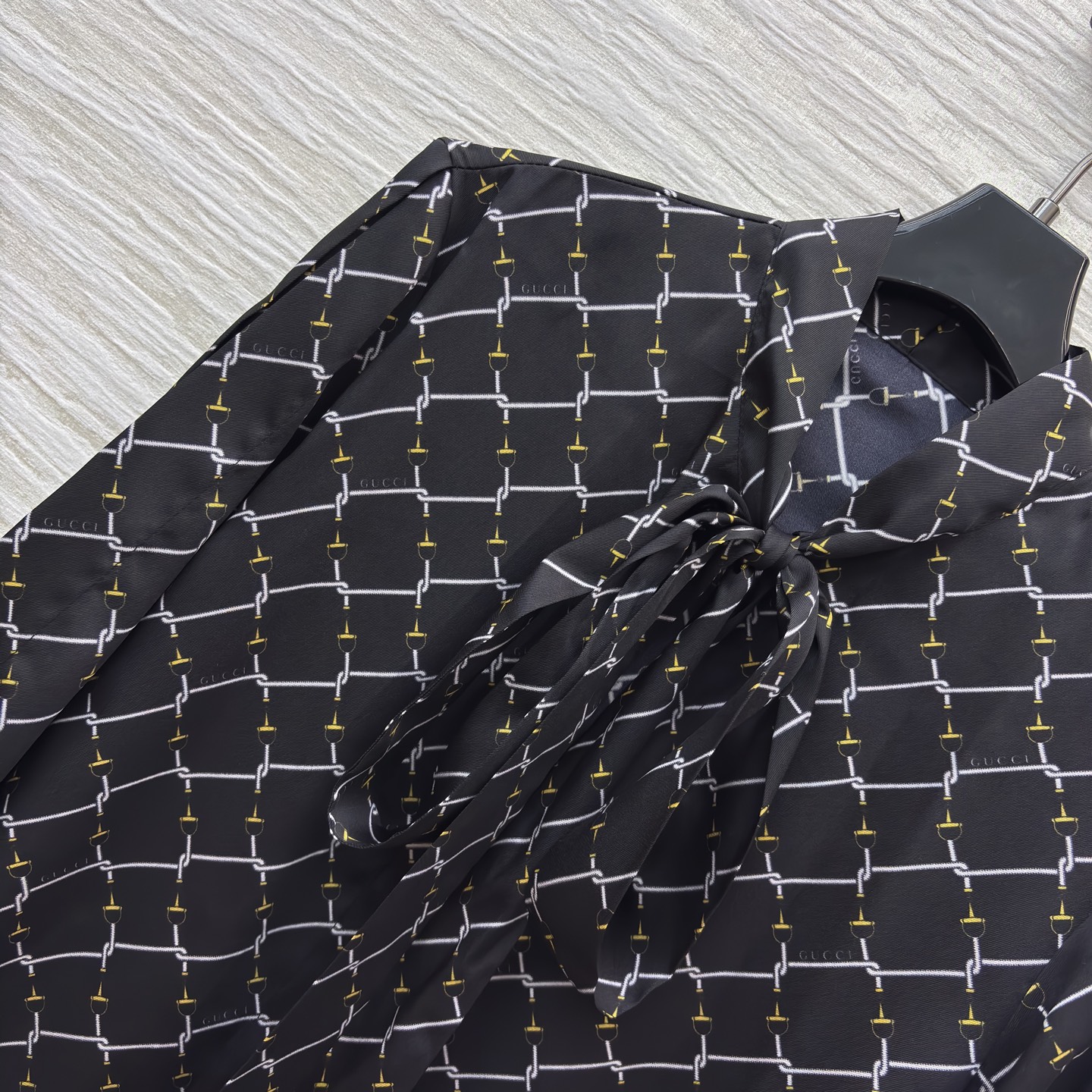 G家经典菱格纹衬衫裙 邂逅渗透工艺 这款黑底白纹衬衫裙将简约与精致揉得恰到好处 领口系带设计添了几分柔美