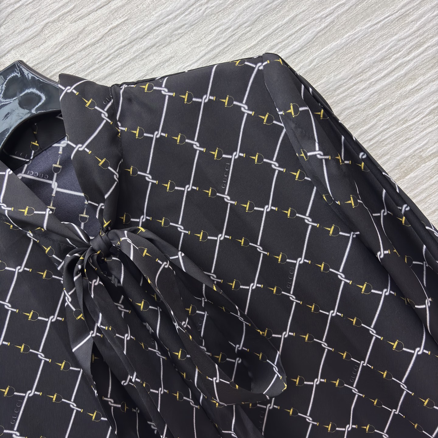 G家经典菱格纹衬衫裙 邂逅渗透工艺 这款黑底白纹衬衫裙将简约与精致揉得恰到好处 领口系带设计添了几分柔美