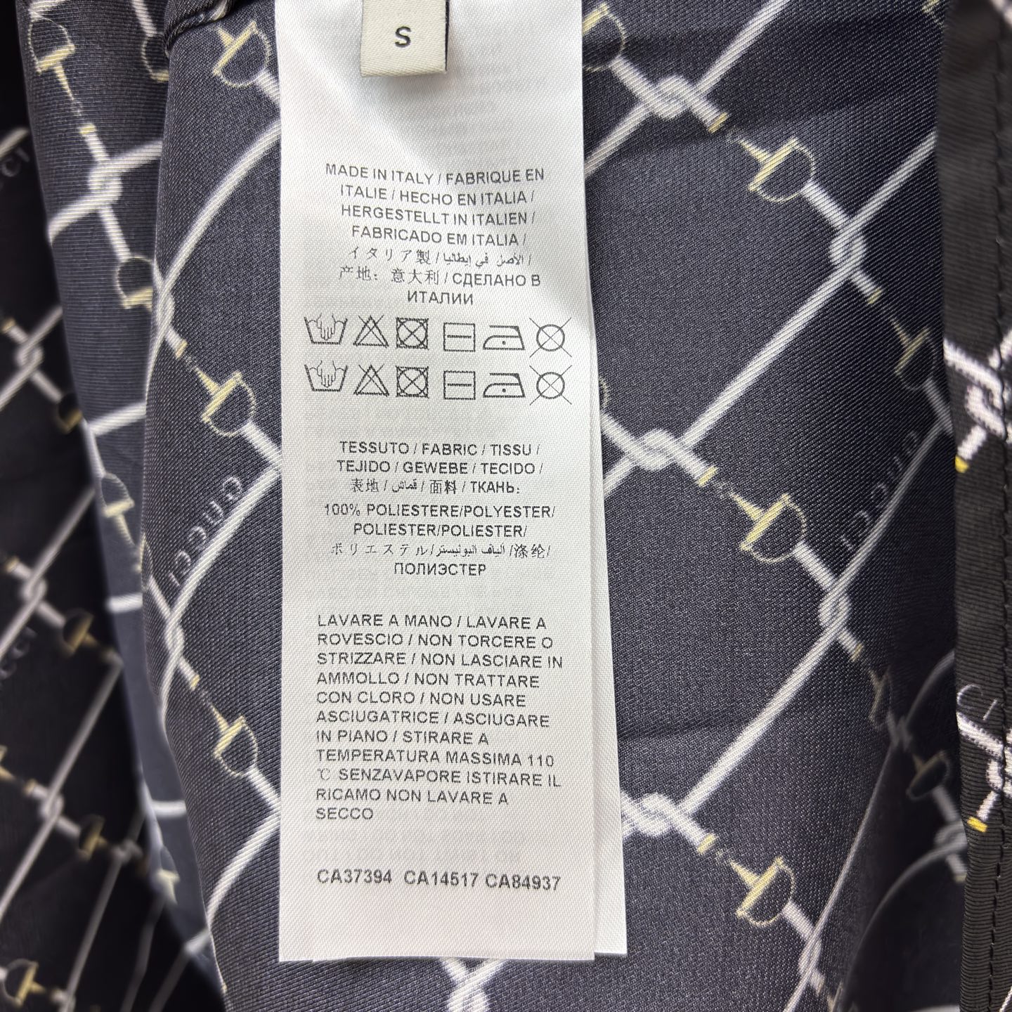 G家经典菱格纹衬衫裙 邂逅渗透工艺 这款黑底白纹衬衫裙将简约与精致揉得恰到好处 领口系带设计添了几分柔美