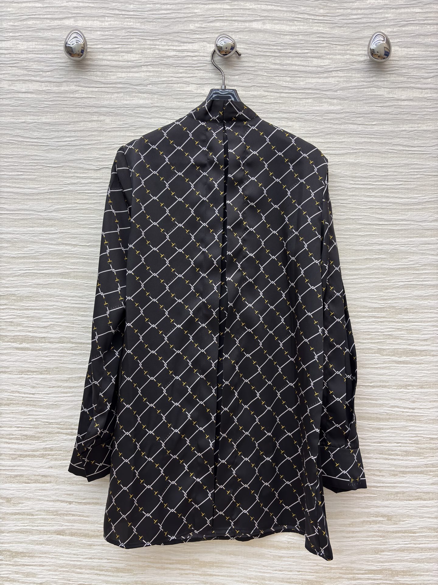 G家经典菱格纹衬衫裙 邂逅渗透工艺 这款黑底白纹衬衫裙将简约与精致揉得恰到好处 领口系带设计添了几分柔美