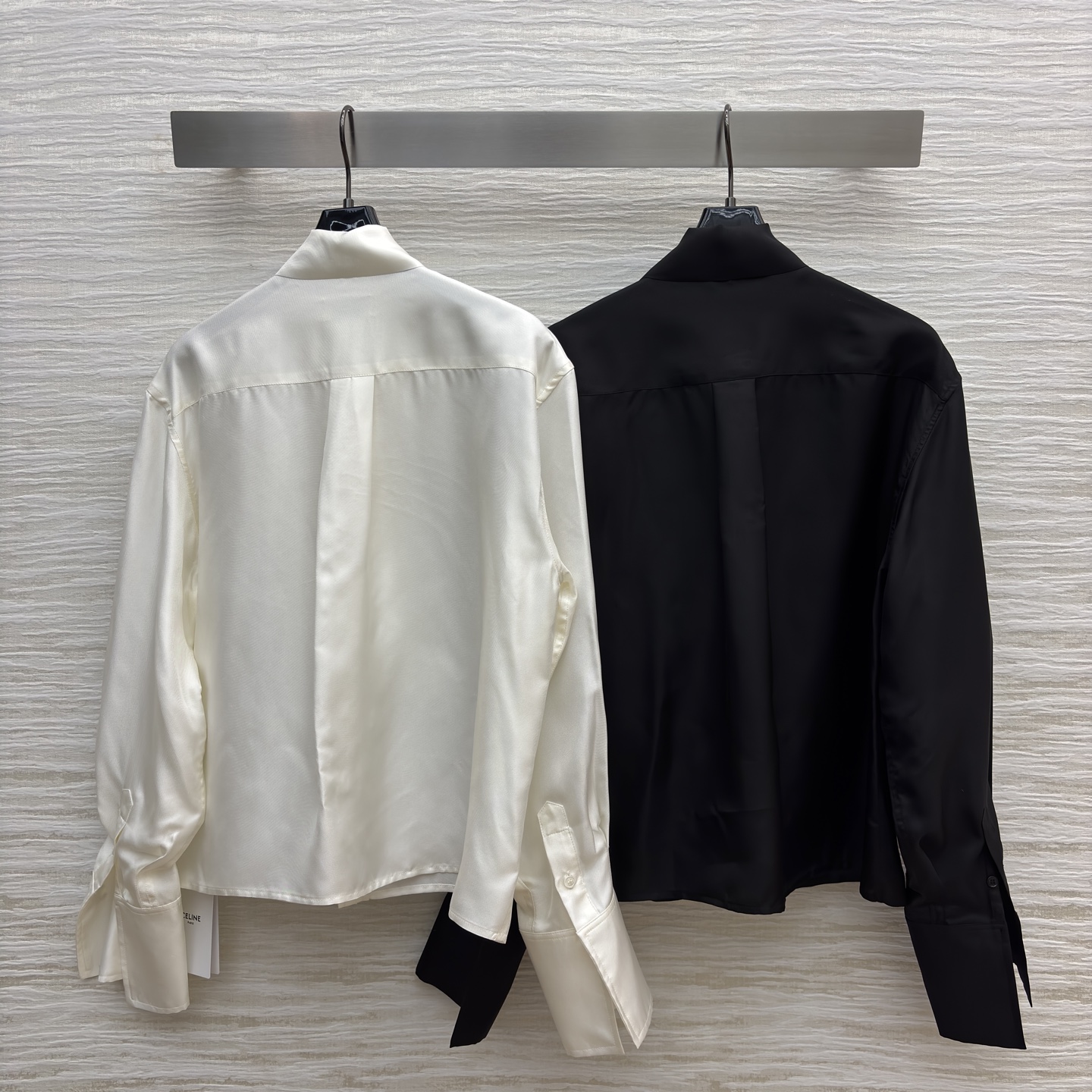 CE真丝白色飘带衬衣 真丝面料柔滑亲肤 飘带设计解锁多种穿搭法 真丝材质自带光泽，飘带可系可垂 两色三码