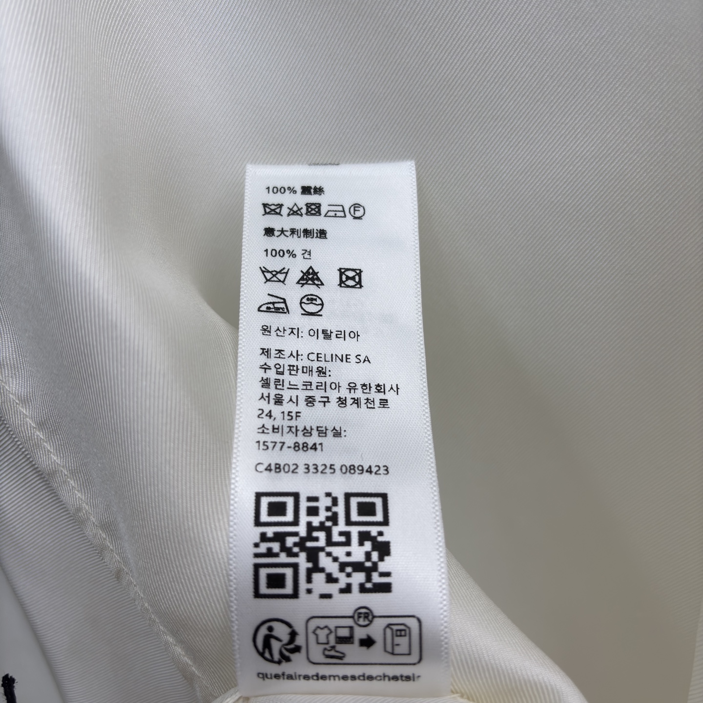 CE真丝白色飘带衬衣 真丝面料柔滑亲肤 飘带设计解锁多种穿搭法 真丝材质自带光泽，飘带可系可垂 两色三码