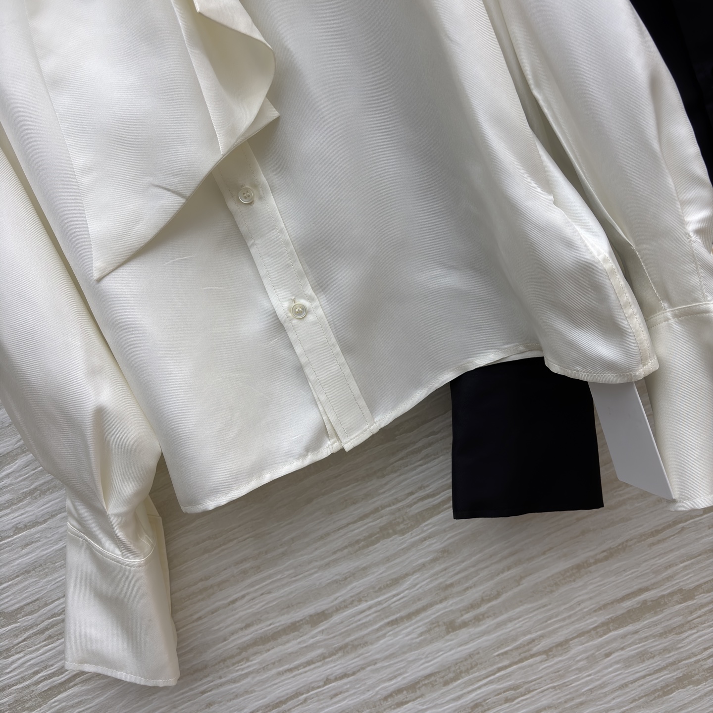 CE真丝白色飘带衬衣 真丝面料柔滑亲肤 飘带设计解锁多种穿搭法 真丝材质自带光泽，飘带可系可垂 两色三码