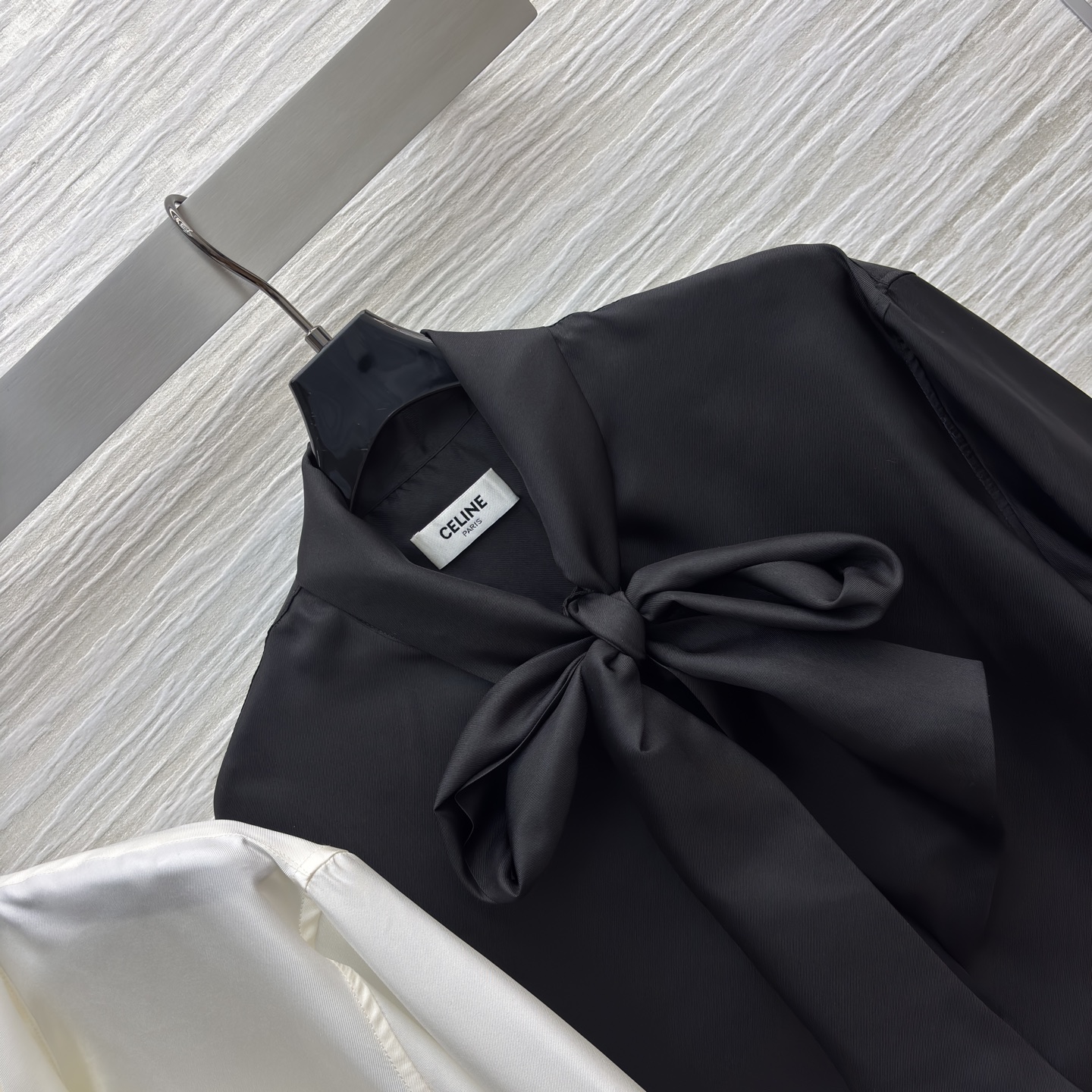 CE真丝白色飘带衬衣 真丝面料柔滑亲肤 飘带设计解锁多种穿搭法 真丝材质自带光泽，飘带可系可垂 两色三码