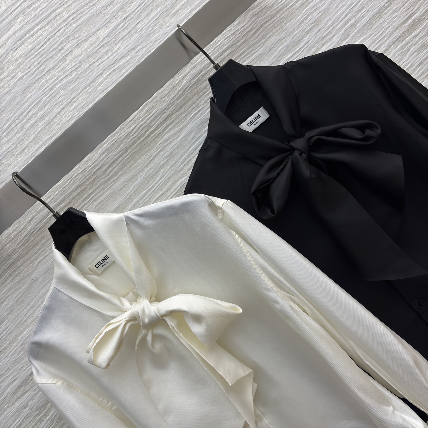 CE真丝白色飘带衬衣 真丝面料柔滑亲肤 飘带设计解锁多种穿搭法 真丝材质自带光泽，飘带可系可垂 两色三码