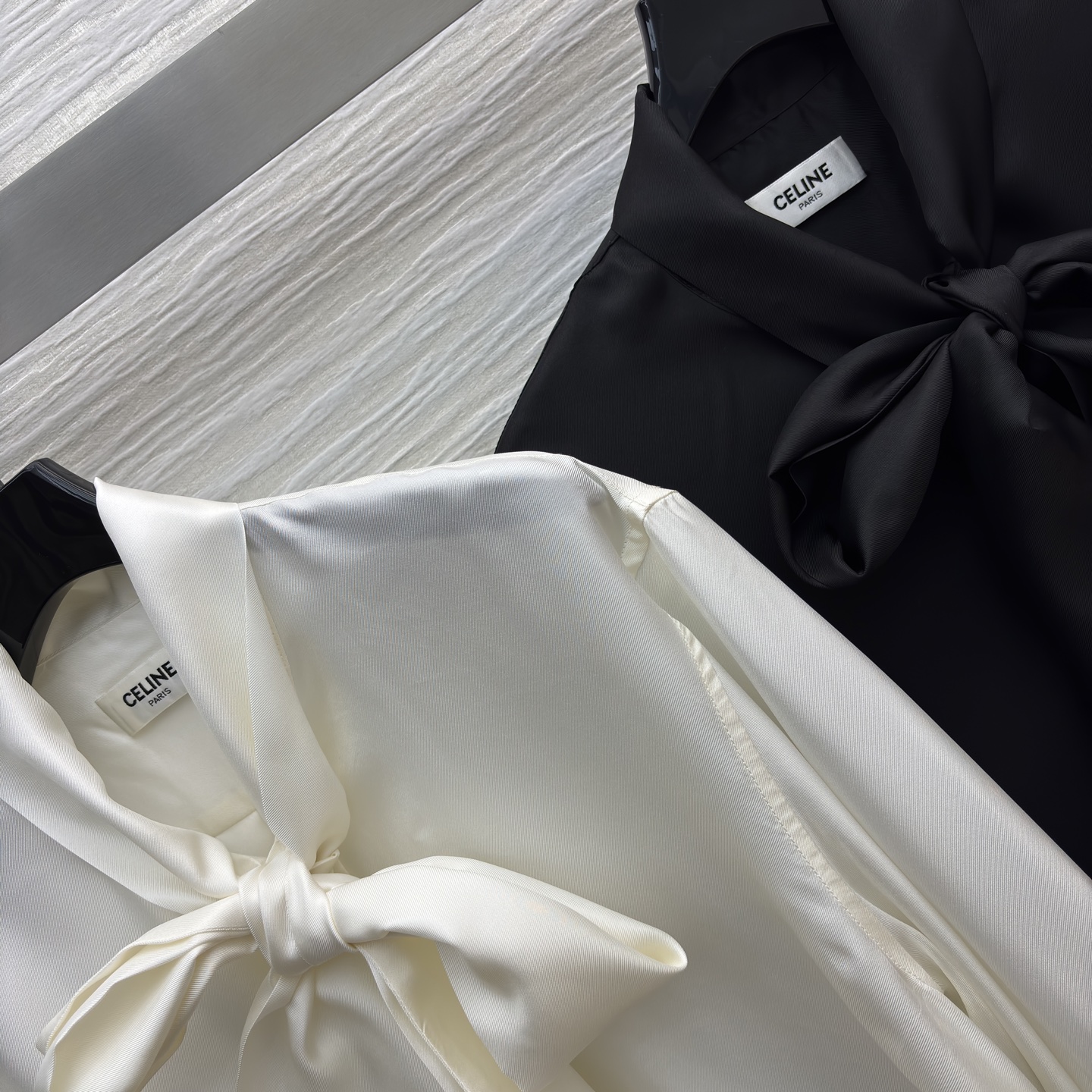 CE真丝白色飘带衬衣 真丝面料柔滑亲肤 飘带设计解锁多种穿搭法 真丝材质自带光泽，飘带可系可垂 两色三码