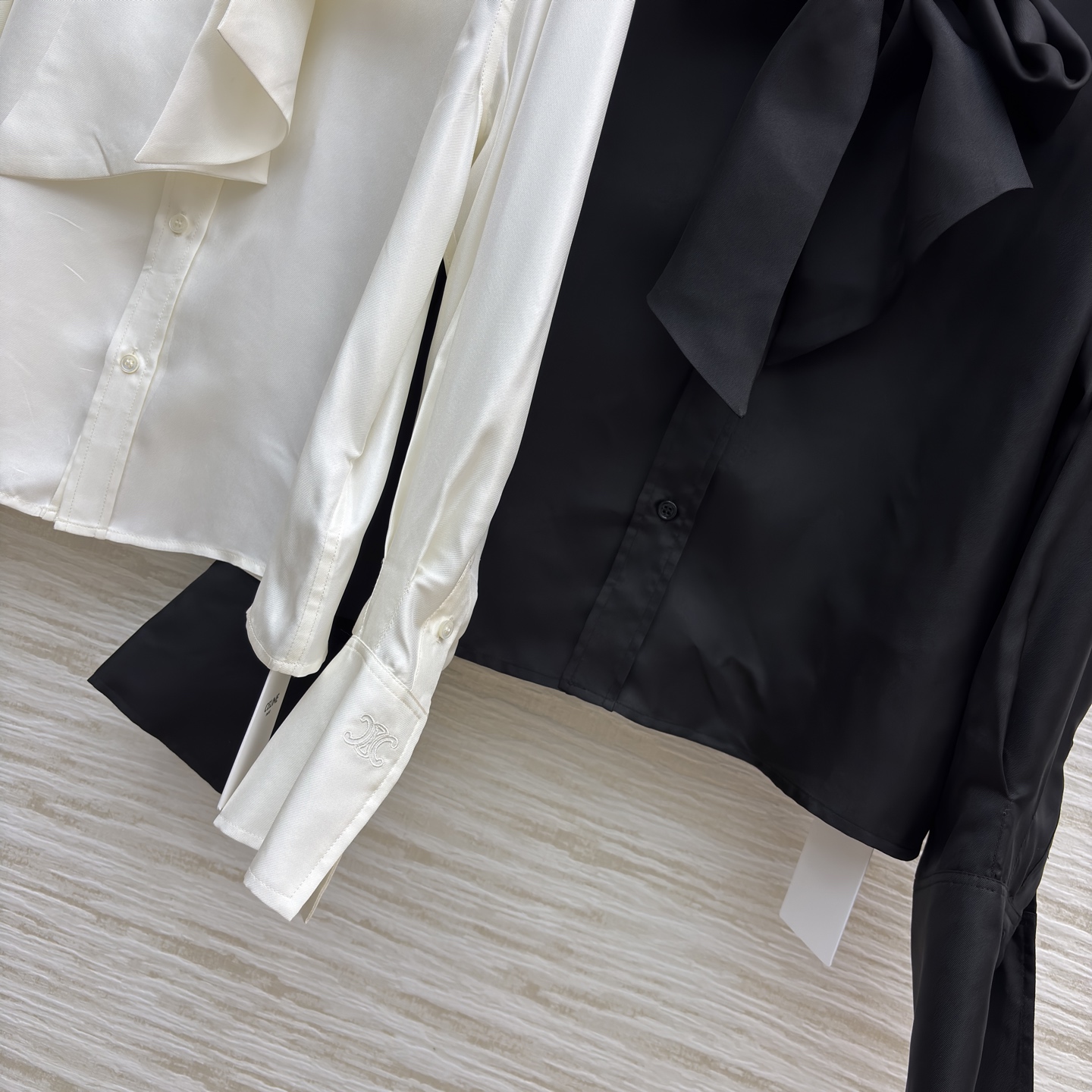 CE真丝白色飘带衬衣 真丝面料柔滑亲肤 飘带设计解锁多种穿搭法 真丝材质自带光泽，飘带可系可垂 两色三码