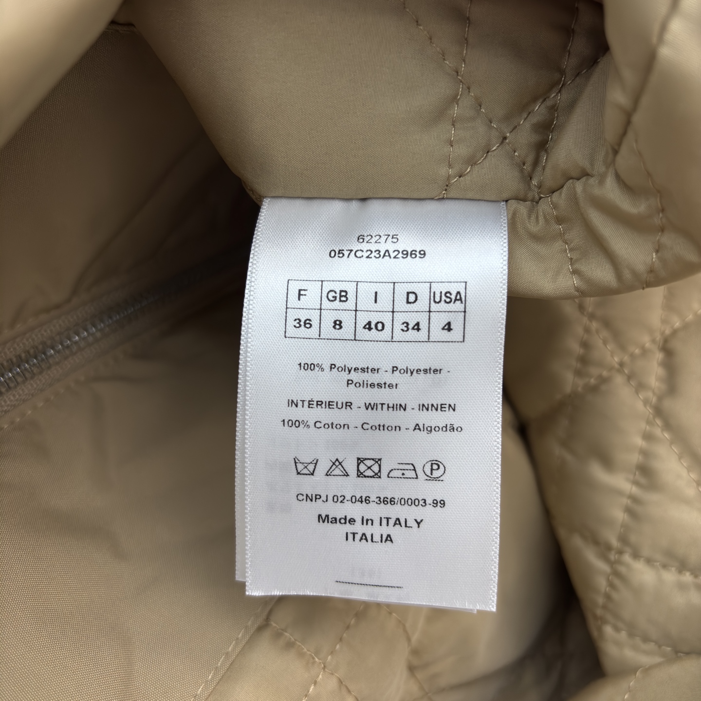 D家卡其色间棉外套 独特围领设计搭配品牌标识刺绣 简约廓形糅合慵懒质感 卡其调调自带高级氛围 冬日穿搭的