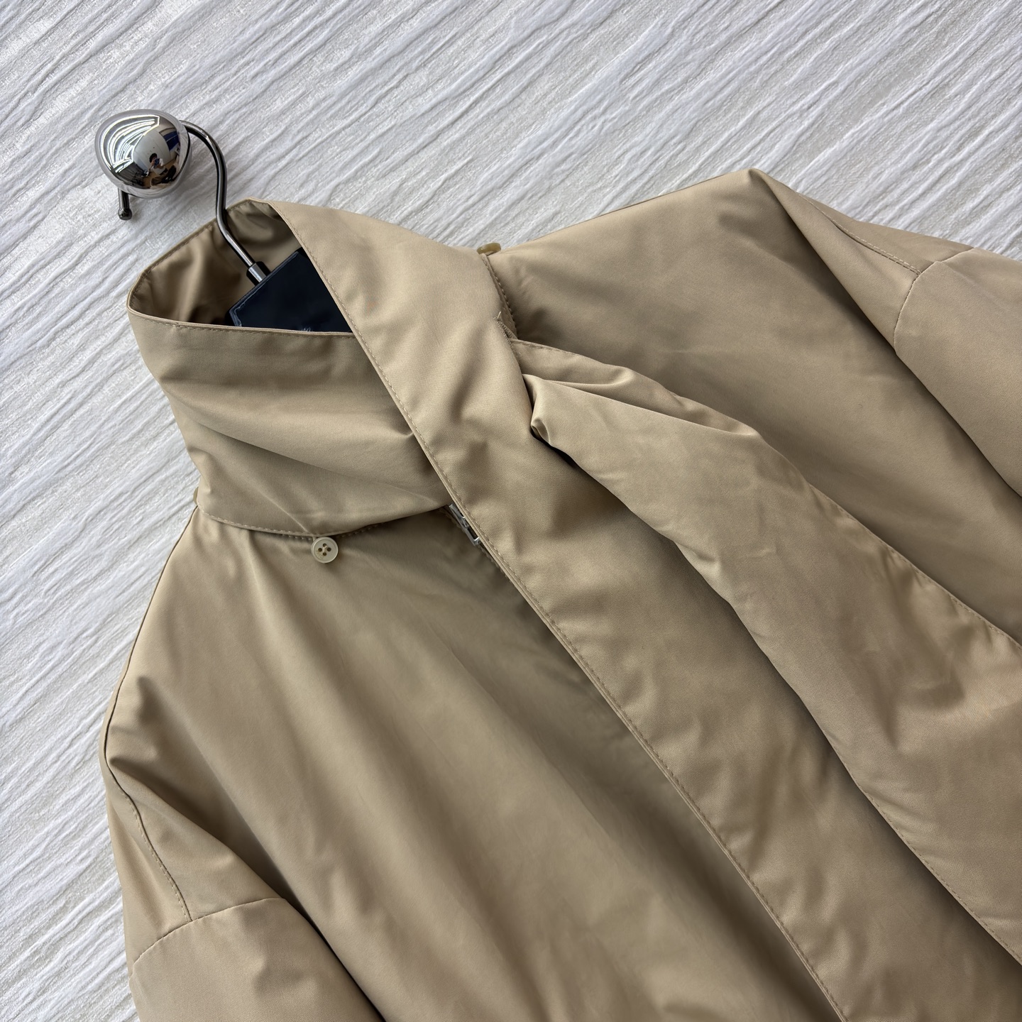 D家卡其色间棉外套 独特围领设计搭配品牌标识刺绣 简约廓形糅合慵懒质感 卡其调调自带高级氛围 冬日穿搭的