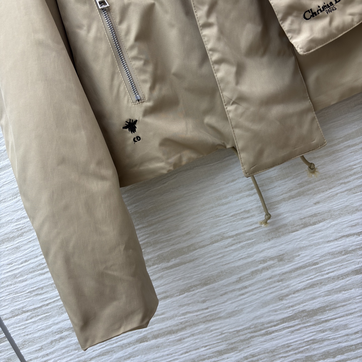 D家卡其色间棉外套 独特围领设计搭配品牌标识刺绣 简约廓形糅合慵懒质感 卡其调调自带高级氛围 冬日穿搭的