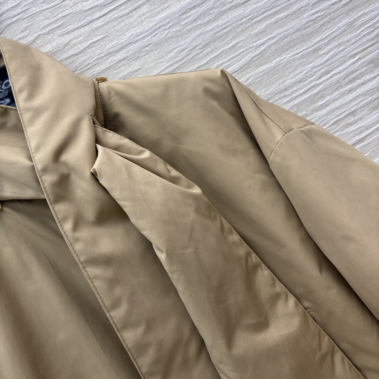 D家卡其色间棉外套 独特围领设计搭配品牌标识刺绣 简约廓形糅合慵懒质感 卡其调调自带高级氛围 冬日穿搭的