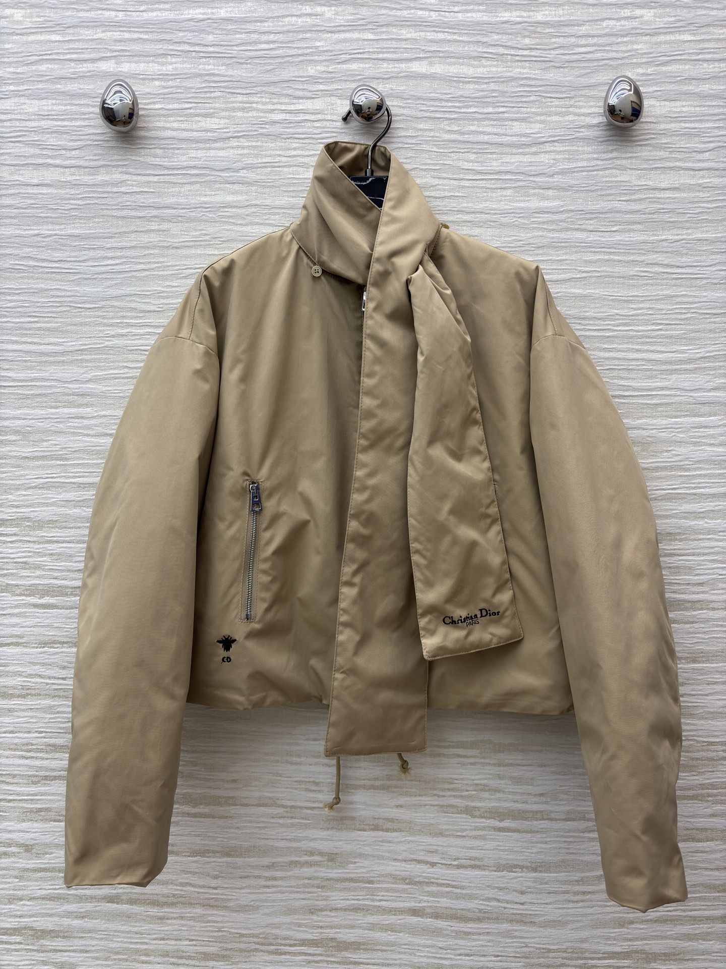 D家卡其色间棉外套 独特围领设计搭配品牌标识刺绣 简约廓形糅合慵懒质感 卡其调调自带高级氛围 冬日穿搭的