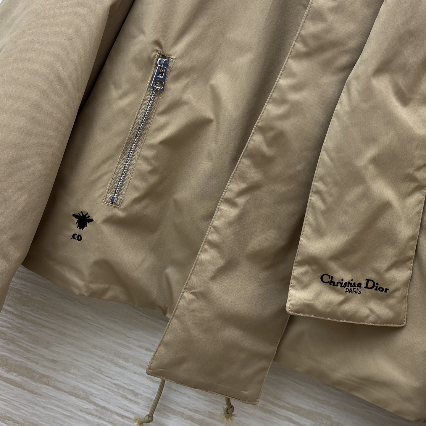 D家卡其色间棉外套 独特围领设计搭配品牌标识刺绣 简约廓形糅合慵懒质感 卡其调调自带高级氛围 冬日穿搭的