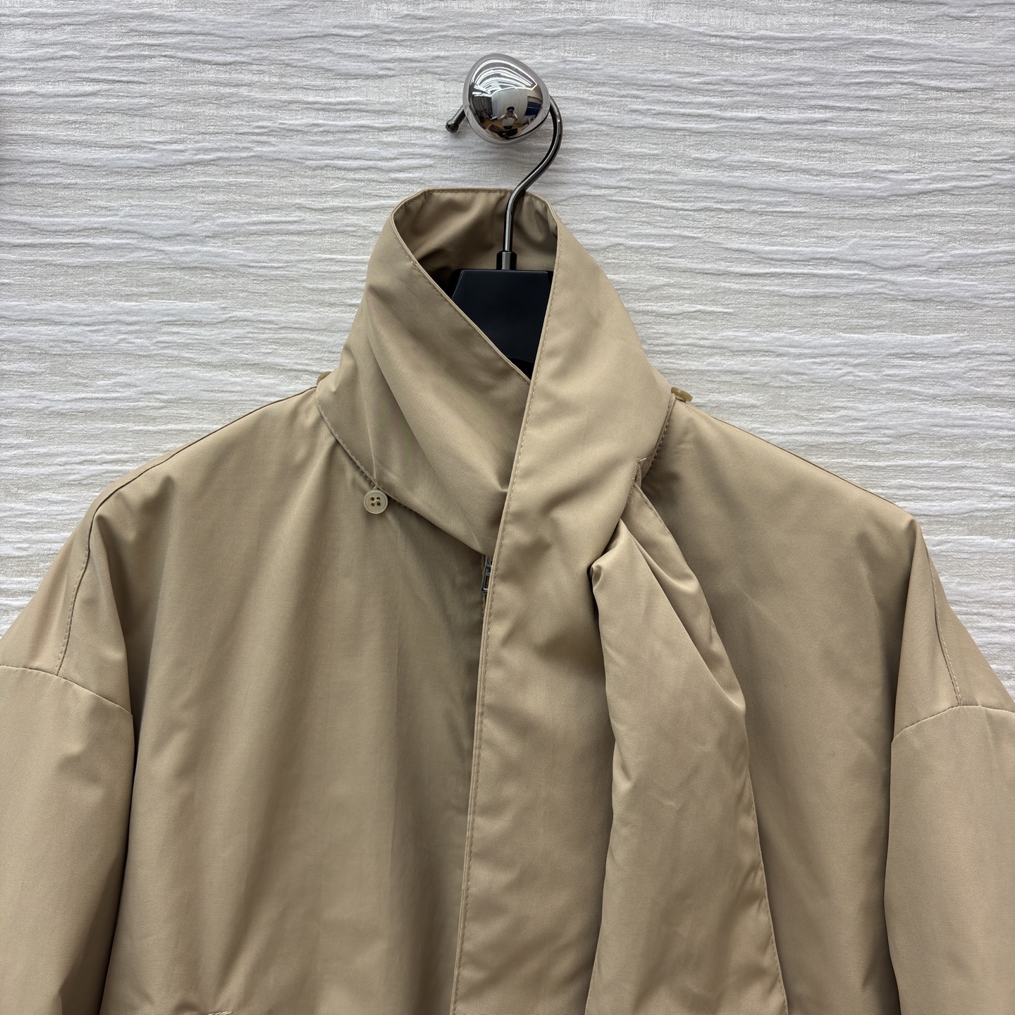 D家卡其色间棉外套 独特围领设计搭配品牌标识刺绣 简约廓形糅合慵懒质感 卡其调调自带高级氛围 冬日穿搭的