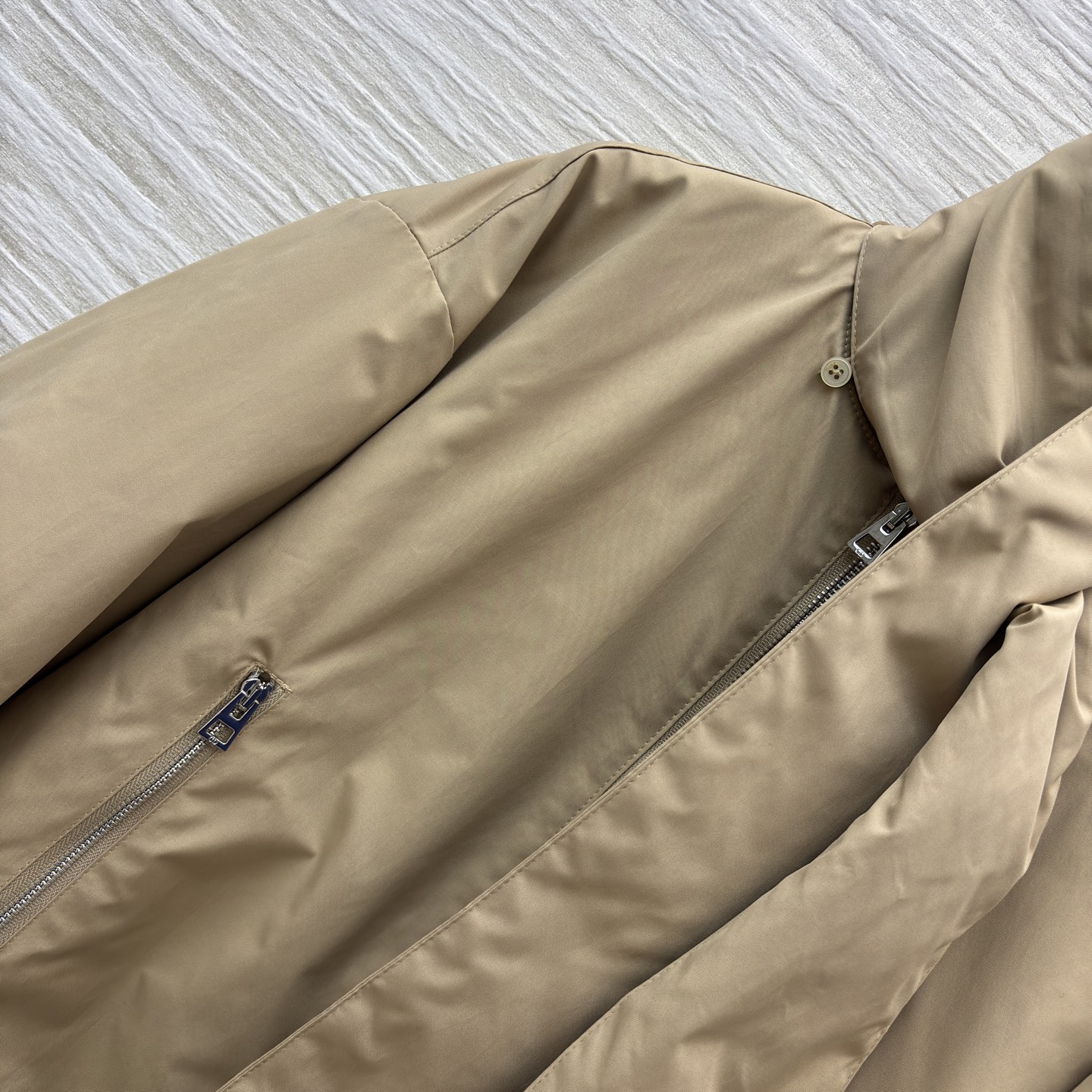 D家卡其色间棉外套 独特围领设计搭配品牌标识刺绣 简约廓形糅合慵懒质感 卡其调调自带高级氛围 冬日穿搭的