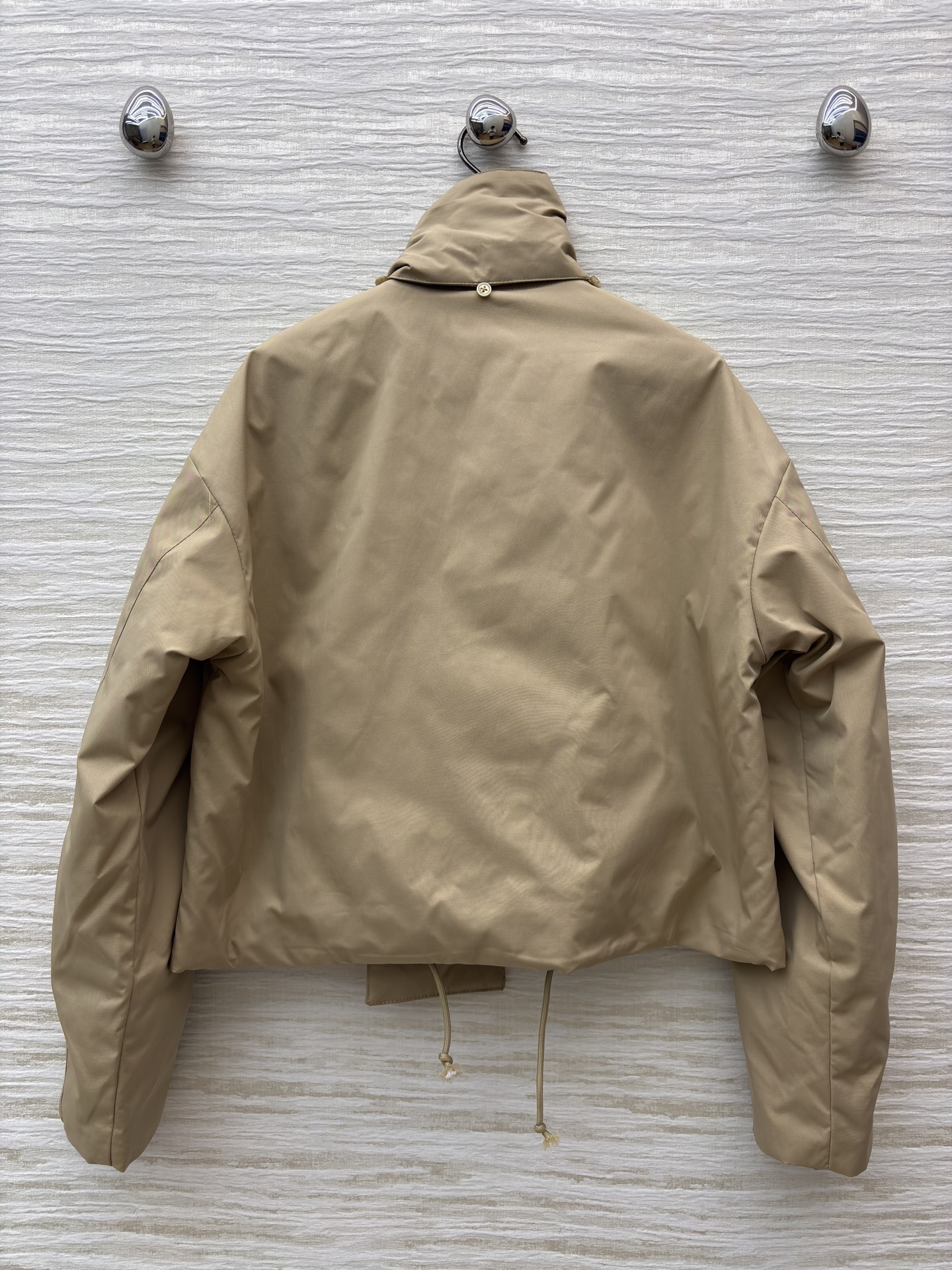 D家卡其色间棉外套 独特围领设计搭配品牌标识刺绣 简约廓形糅合慵懒质感 卡其调调自带高级氛围 冬日穿搭的