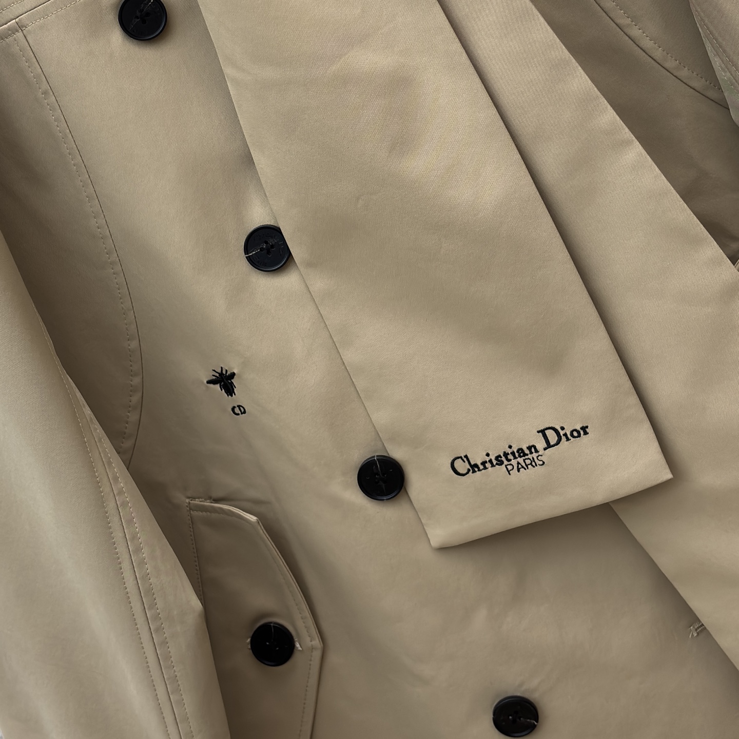 D家卡其色长款风衣 独特围领设计打破经典风衣的刻板印象 利落剪裁勾勒出慵懒又高级的腔调 卡其主调百搭不挑